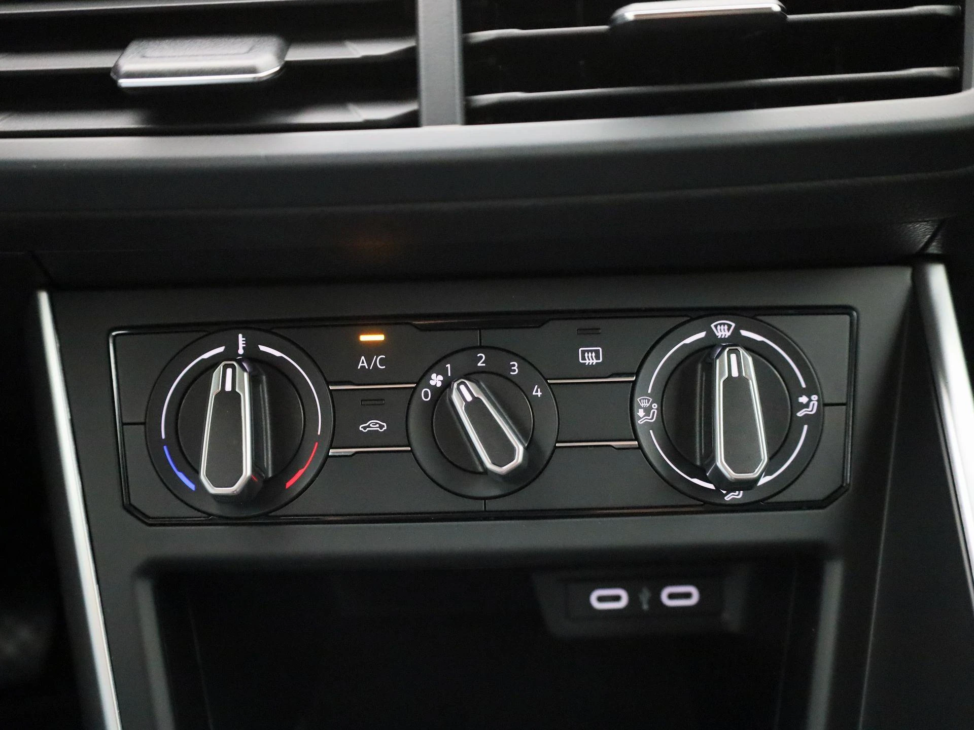 Volkswagen-Polo-image-16