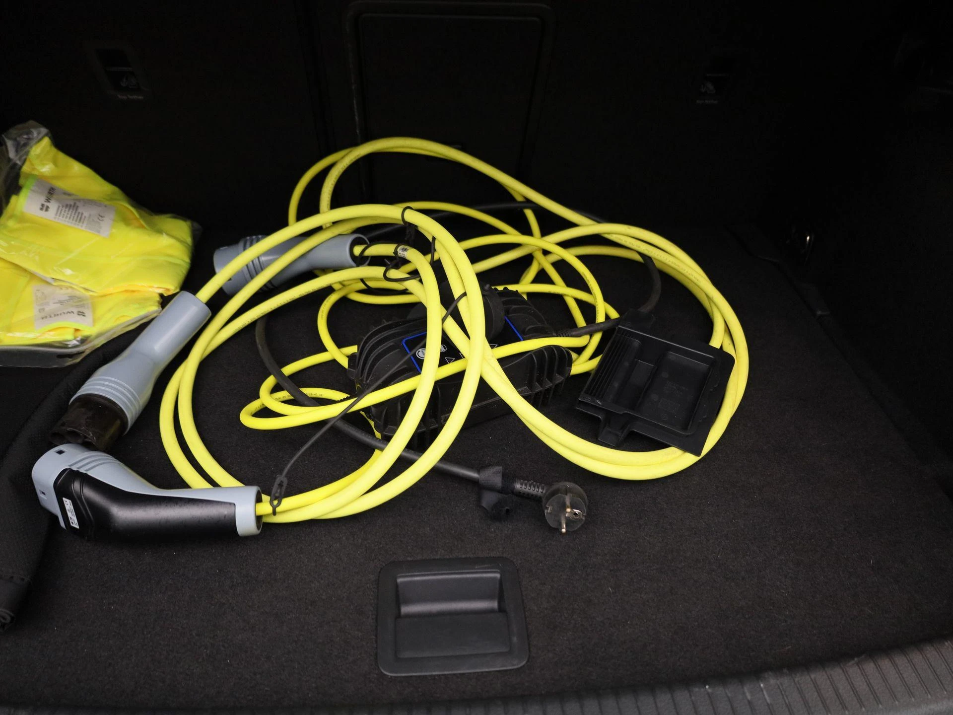 Volkswagen-e-Golf-image-11
