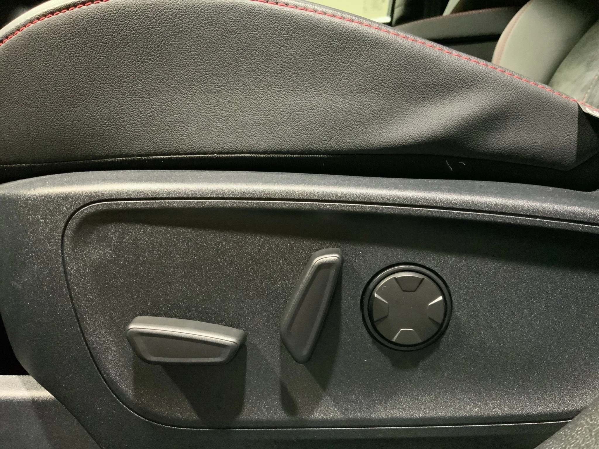 Ford Kuga ST-Line X Aut.*PANO*AHK*360GRAD*LED-MATRIX*NAVI*GRA*WINTER-PKT.