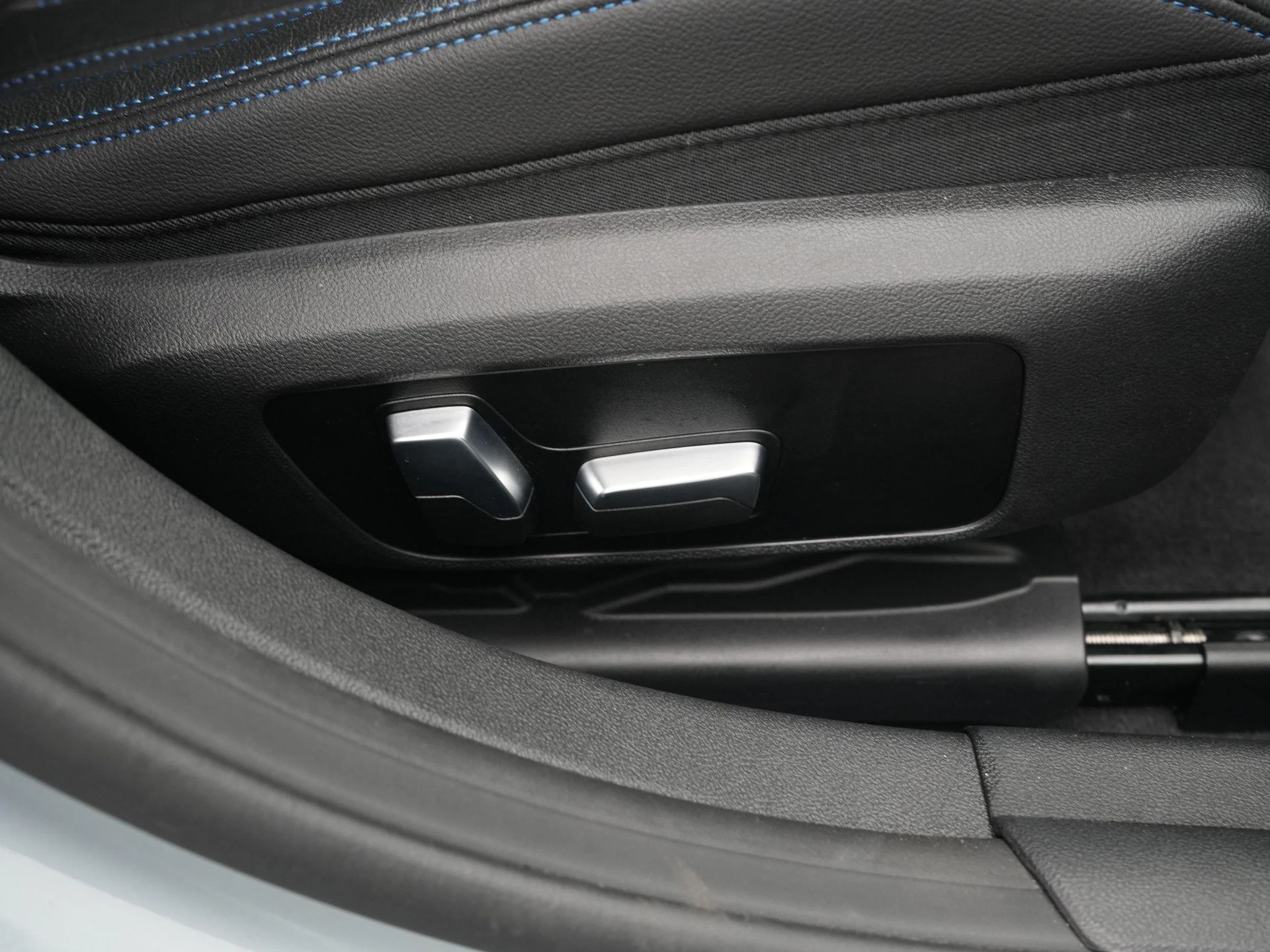 BMW-i4-image-38