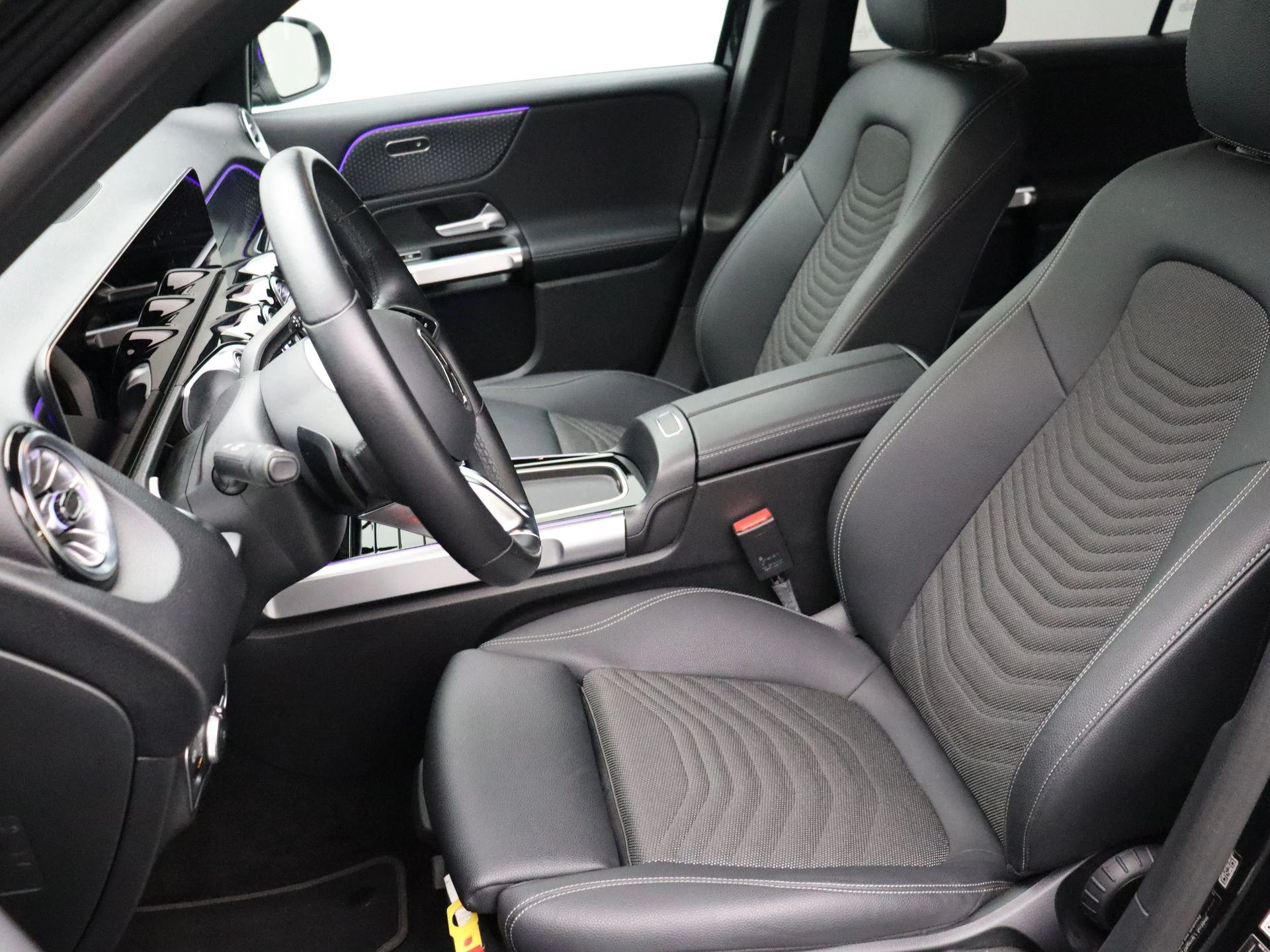 Mercedes-Benz-EQB-image-19