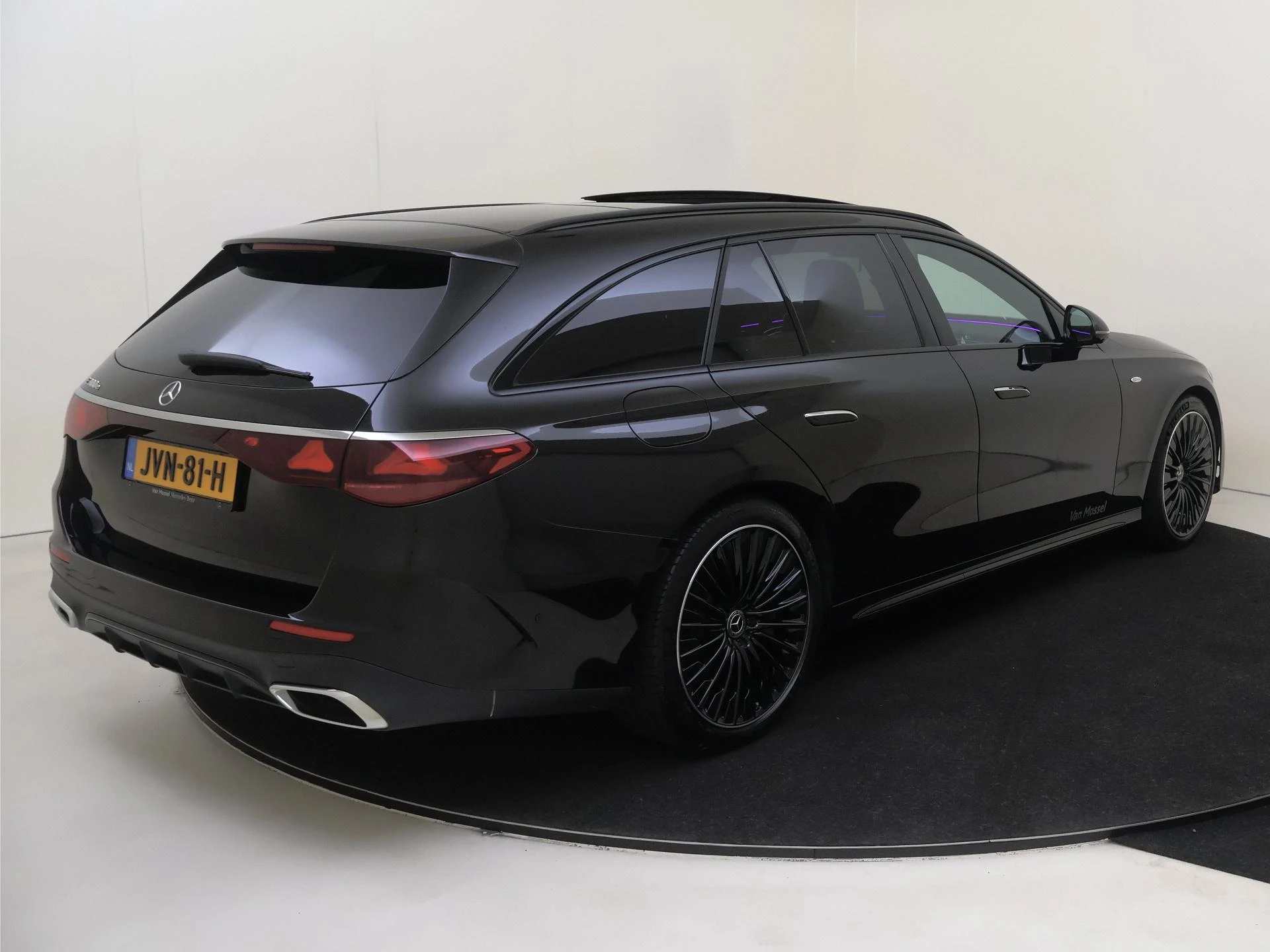 Mercedes-Benz-E-Klasse-image-3
