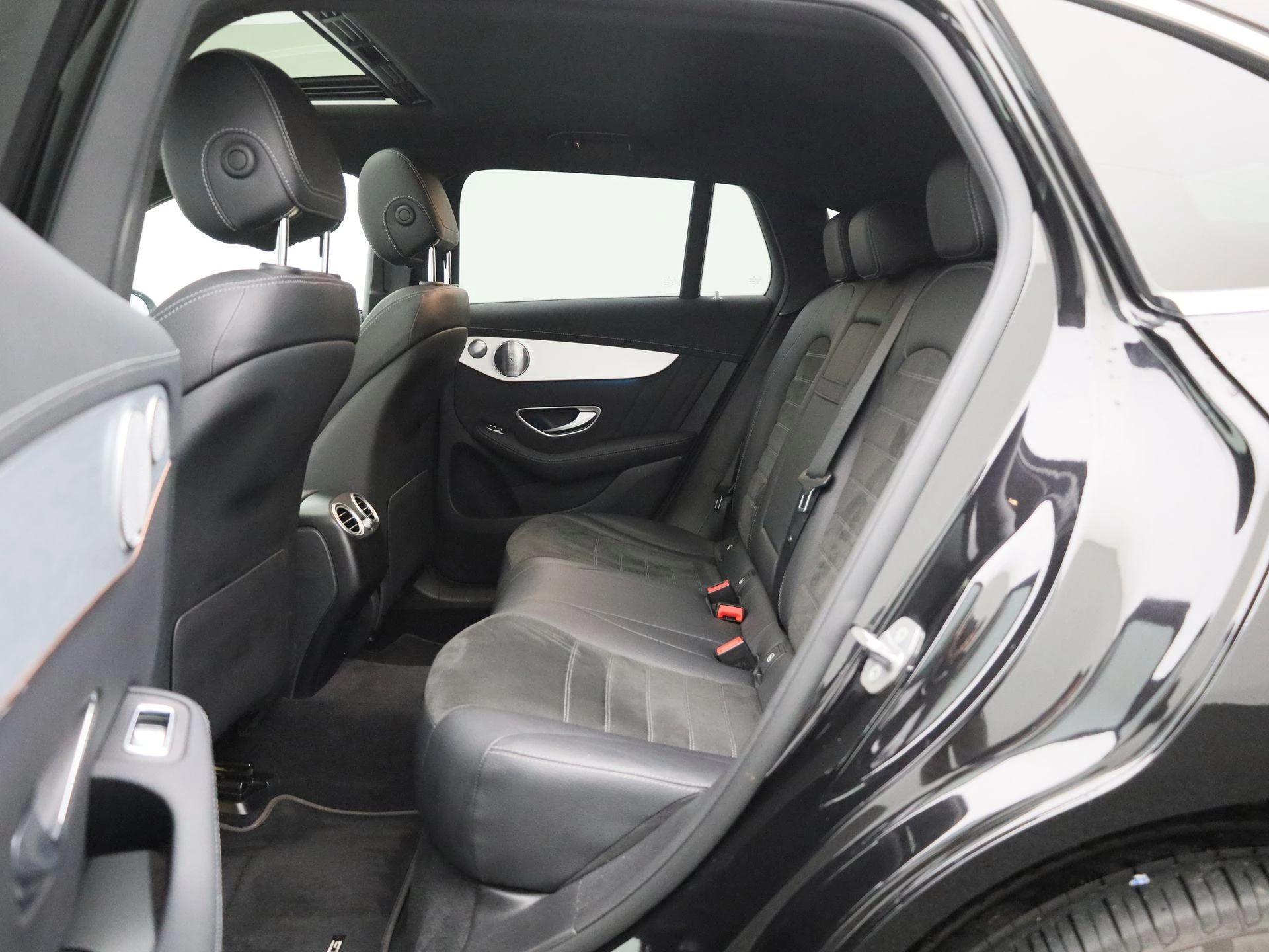 Mercedes-Benz-EQC-image-13