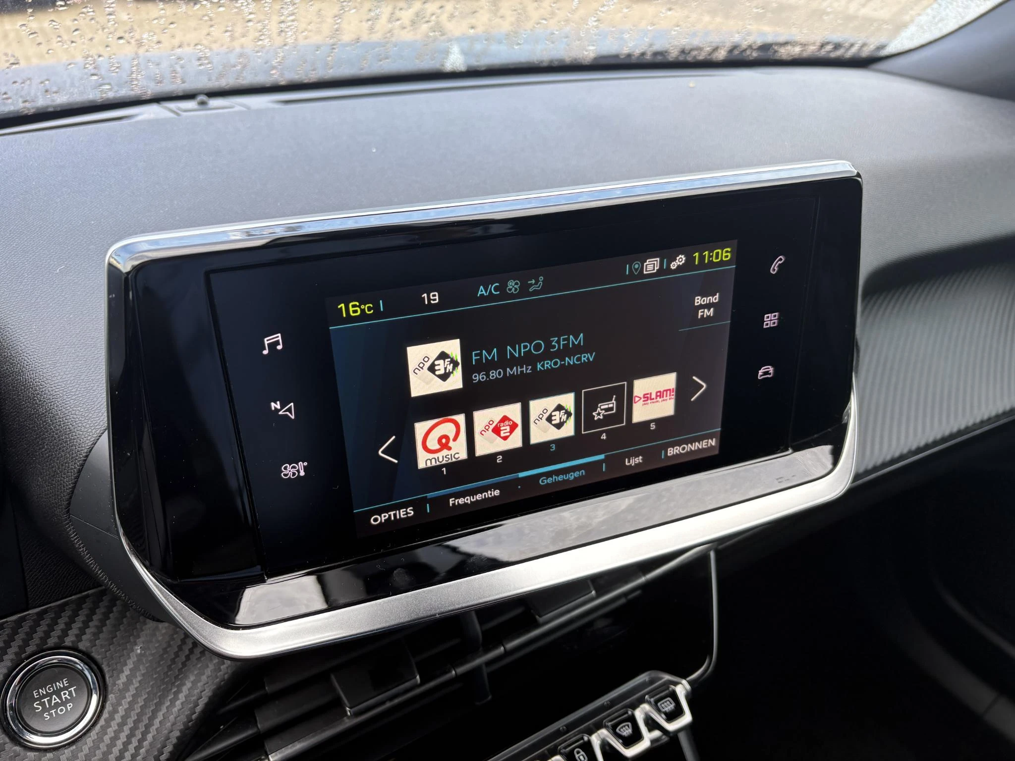 Peugeot-e-2008-image-16