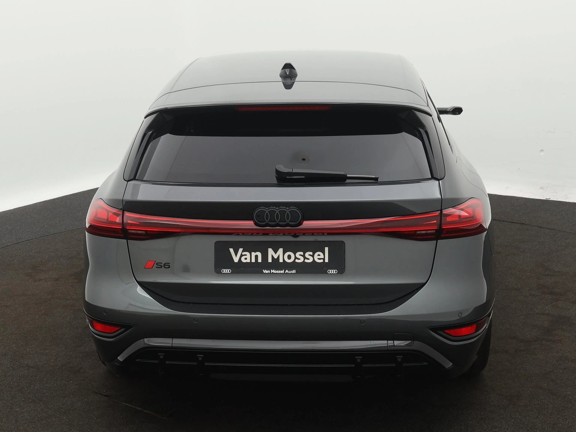 Audi-A6 Avant e-tron-image-2