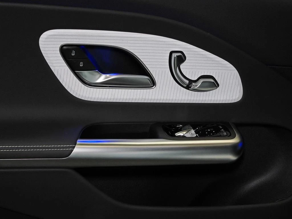 Mercedes-Benz-CLA 250+-image-8