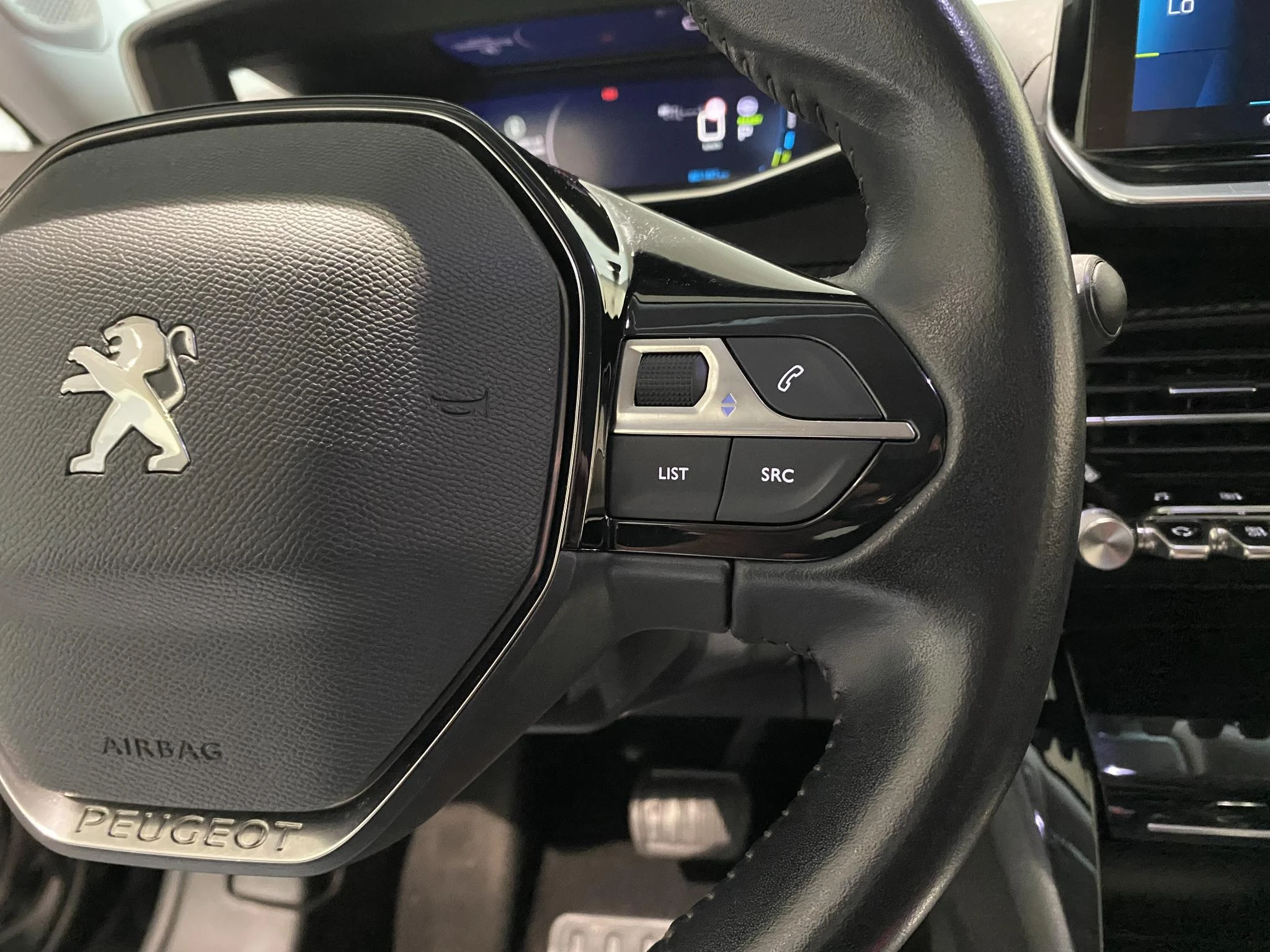 Peugeot-e-2008-image-13