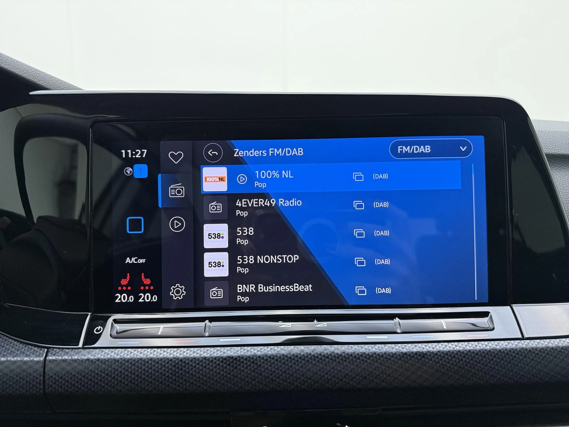 Volkswagen-Golf-image-23