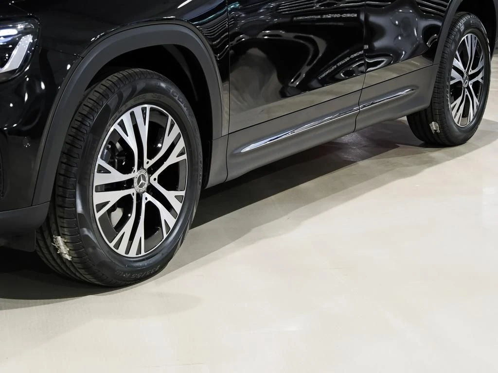 Mercedes-Benz-GLB 200 d-image-6