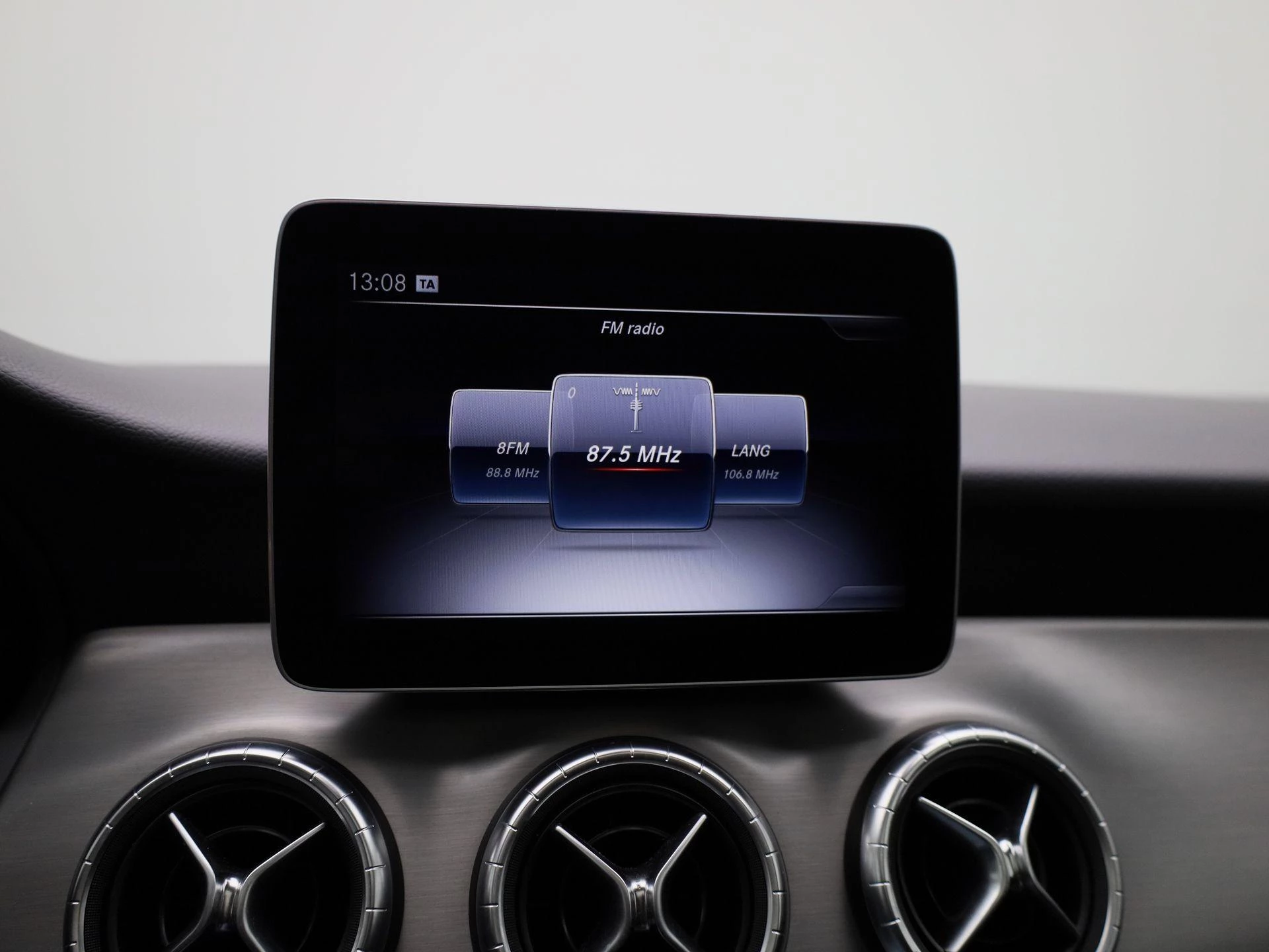 Mercedes-Benz-CLA-image-16