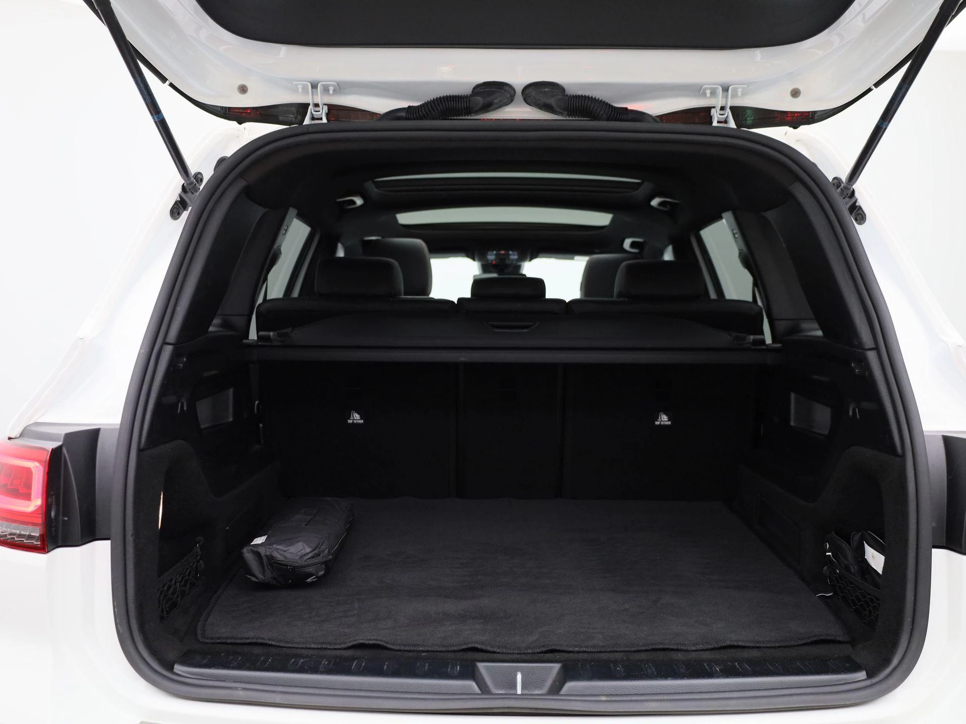 Mercedes-Benz-GLB-image-13