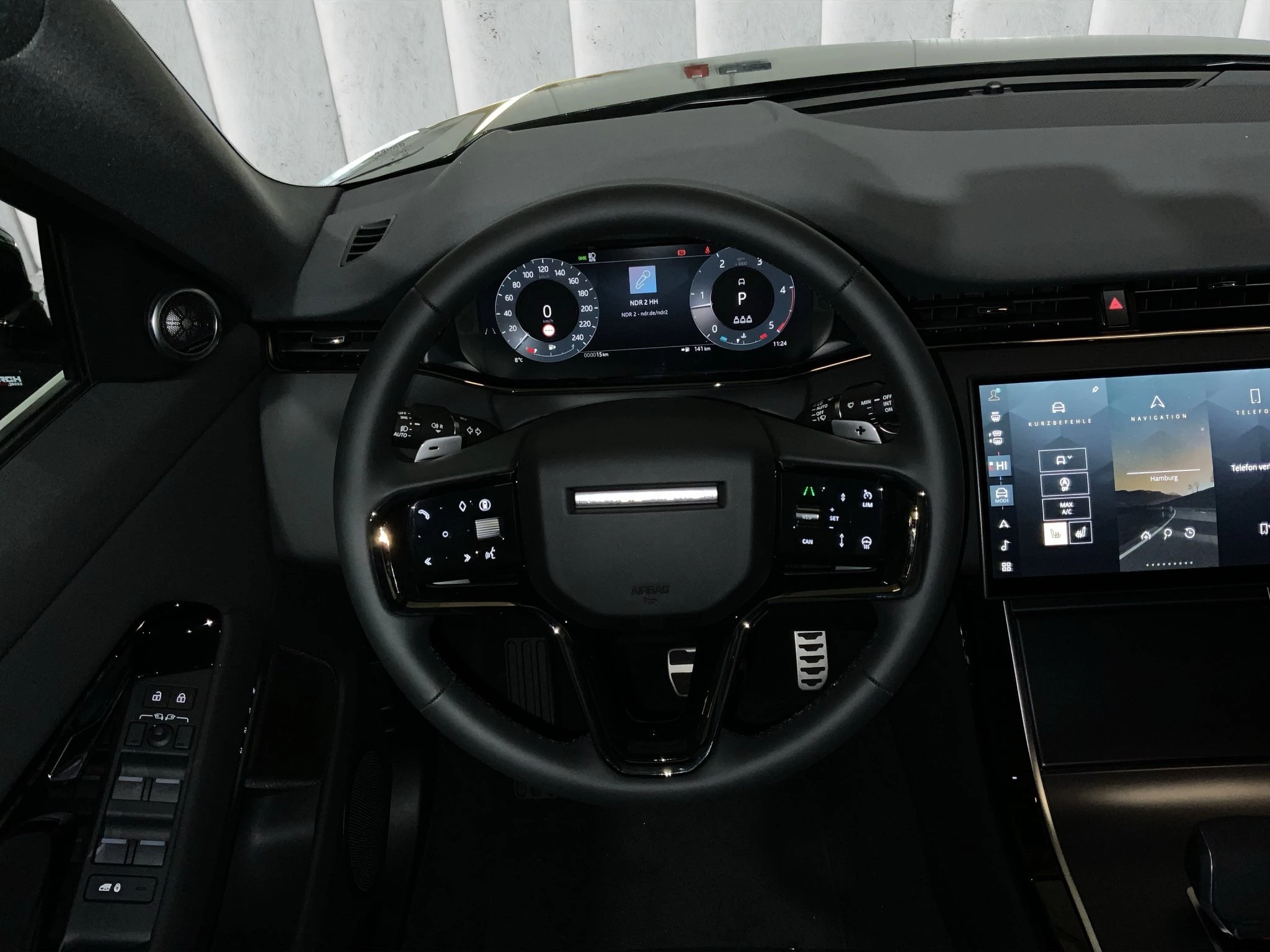 Land Rover-Range Rover Evoque-image-12