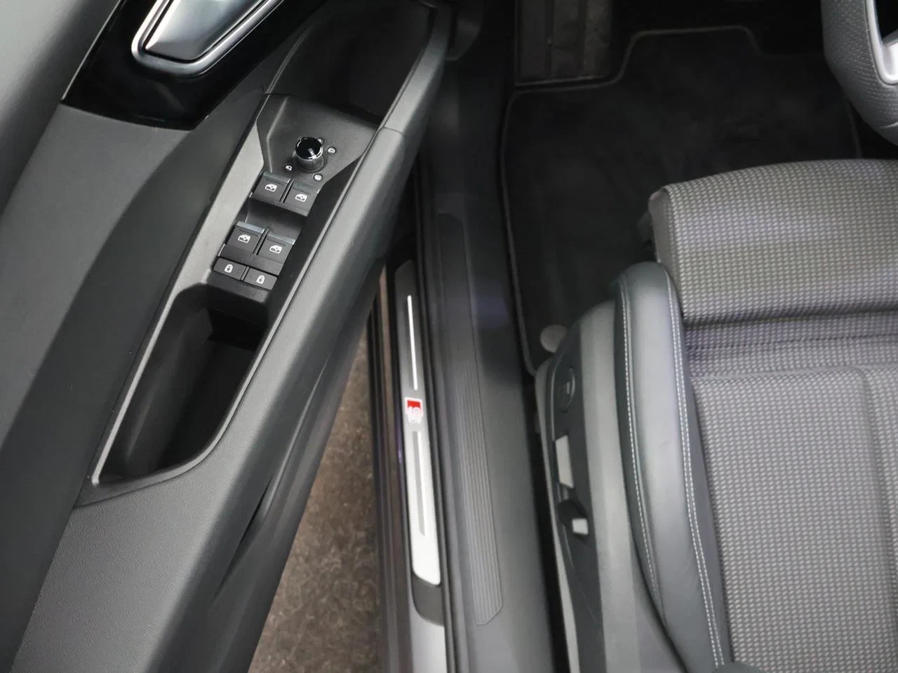 Audi Q4 e-tron Audi Q4 3X S LINE Corporate S 45 e-tron 286PK *AUTOMAAT*LEDER*PANODAK*TREKHAAK*SPORTZETELS*CAMERA*ACC*PDC*...*