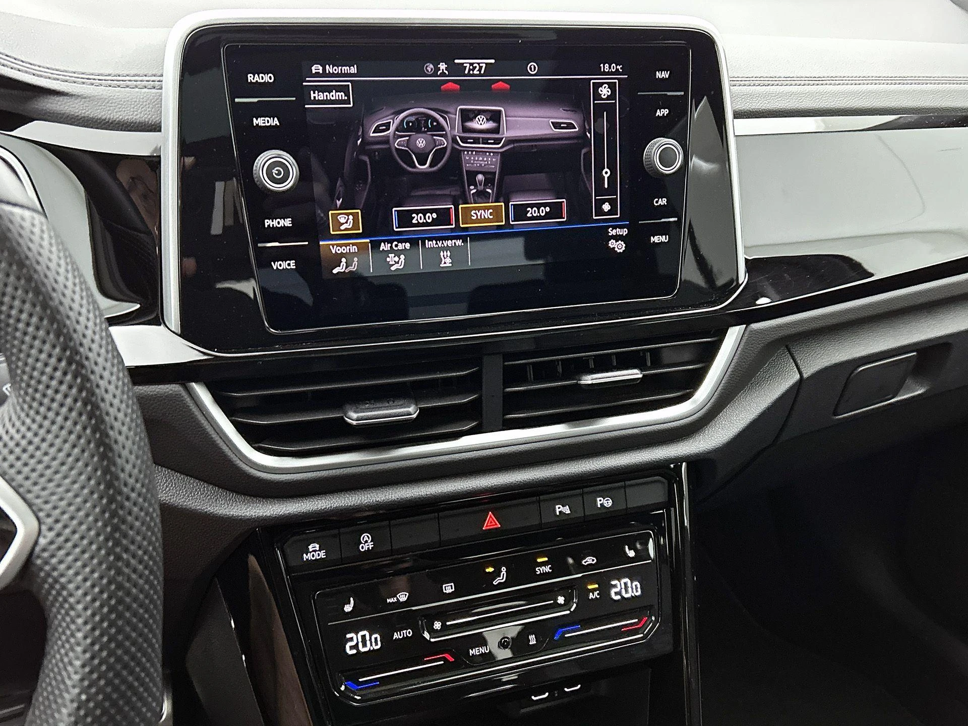 Volkswagen-T-Roc-image-27