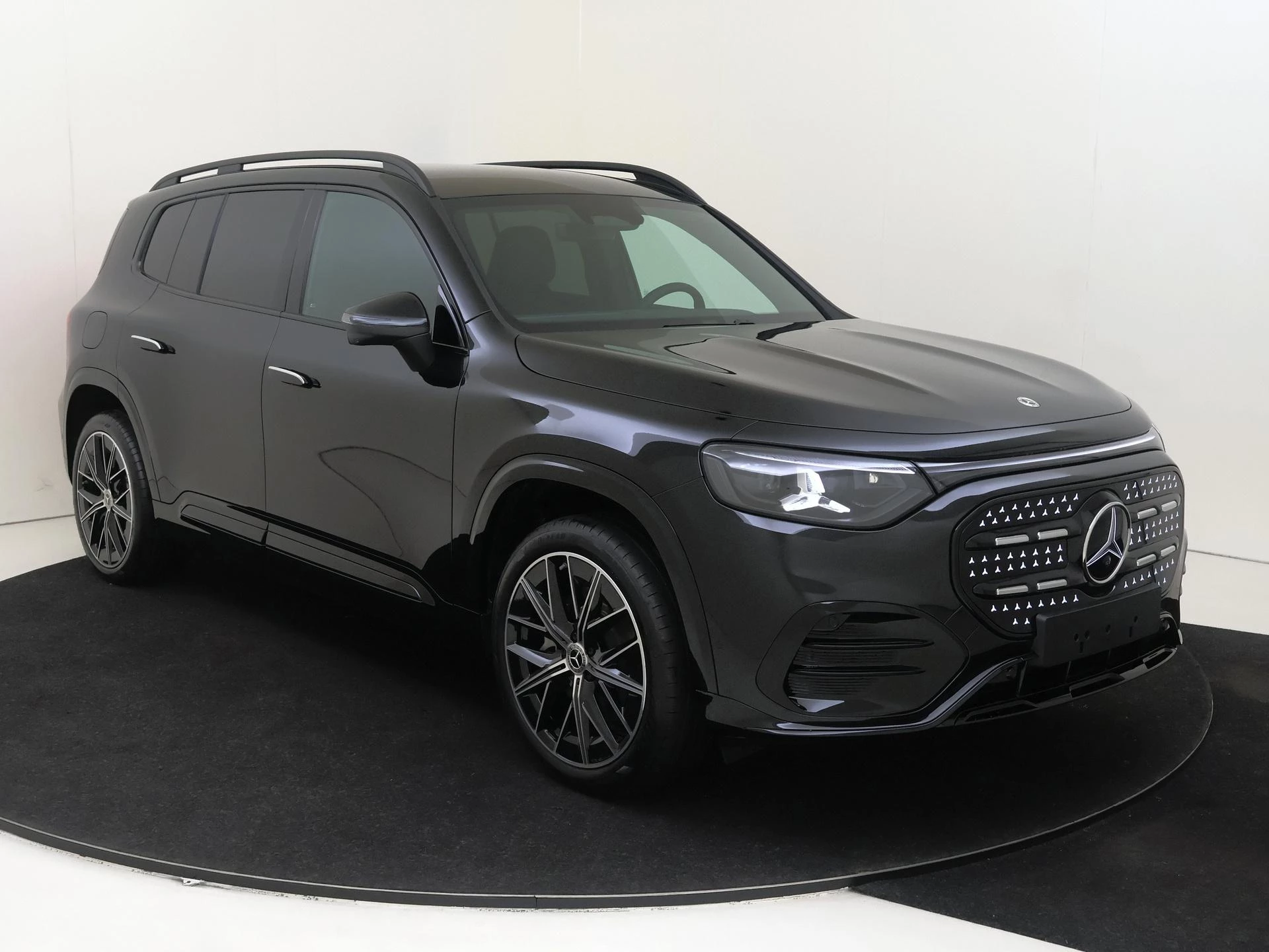 Mercedes-Benz-GLB-image-1