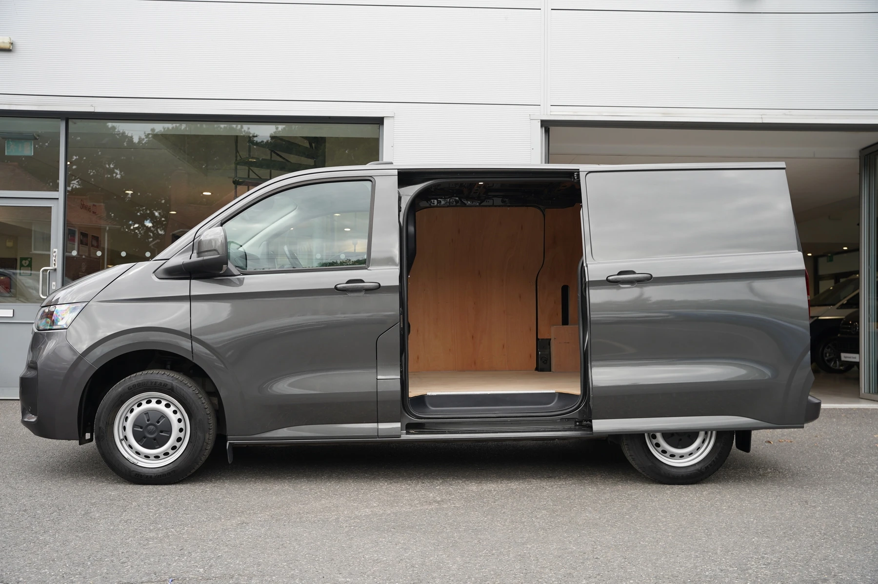 Volkswagen-Transporter-image-32