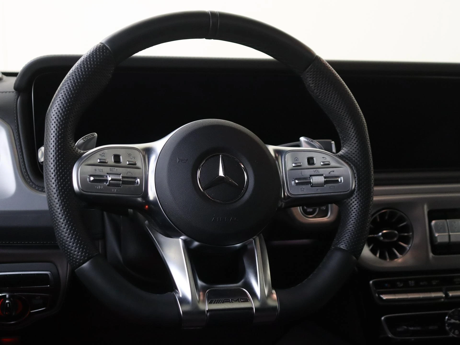 Mercedes-Benz-G-Klasse-image-16