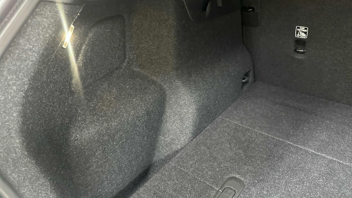 Volvo-EX40-image-16