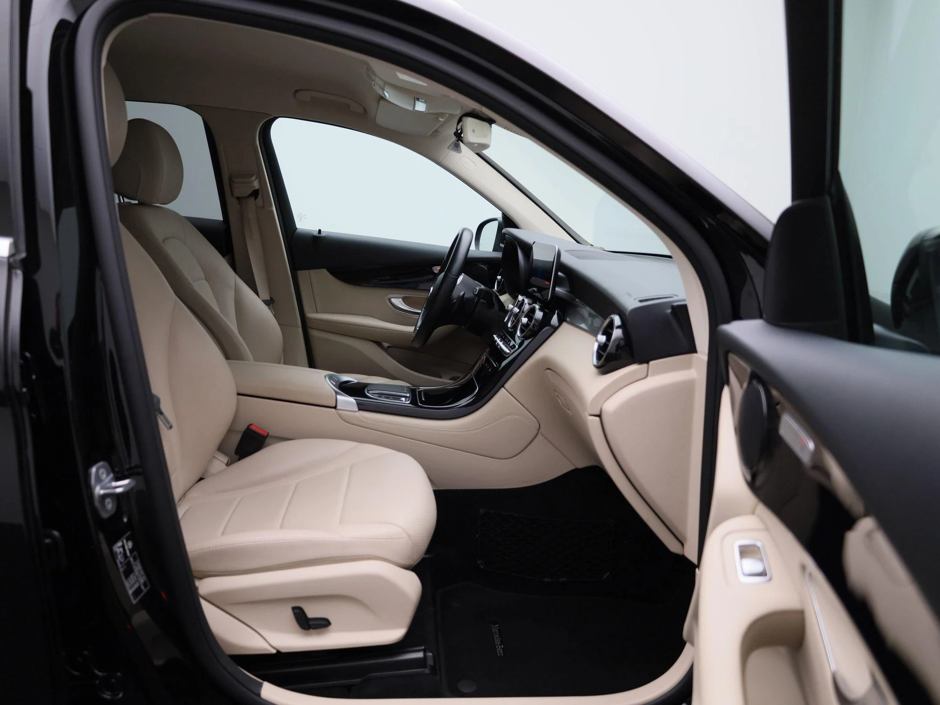 Mercedes-Benz-GLC-image-36