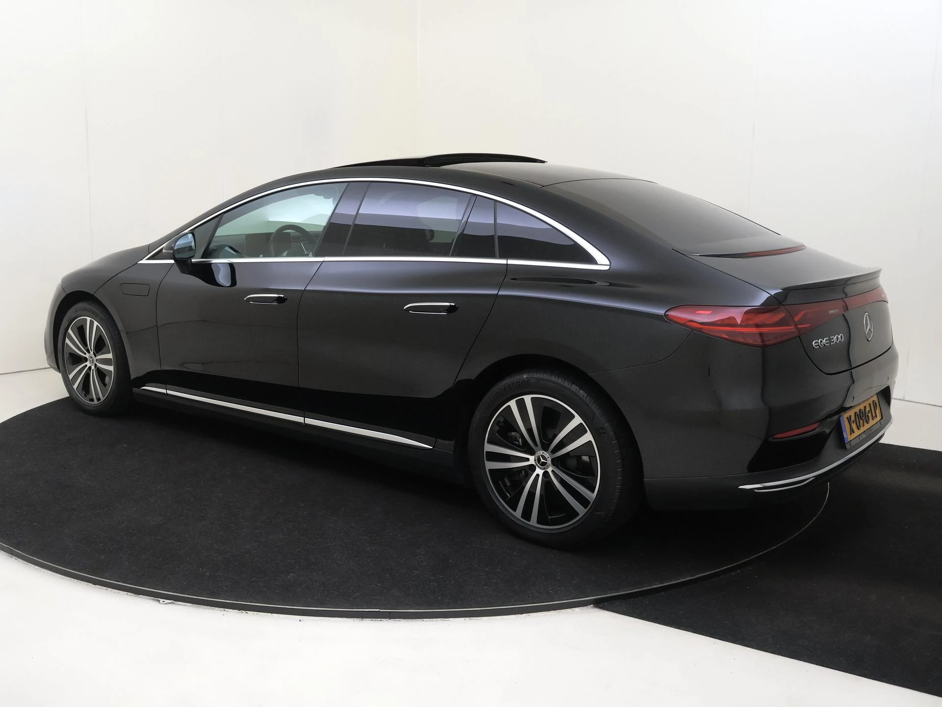 Mercedes-Benz-EQE-image-5