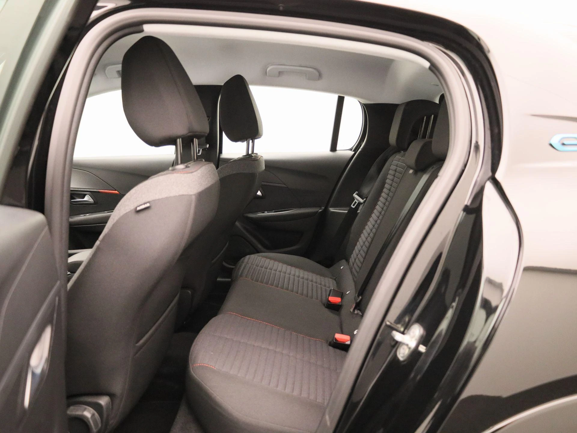 Peugeot-e-208-image-9