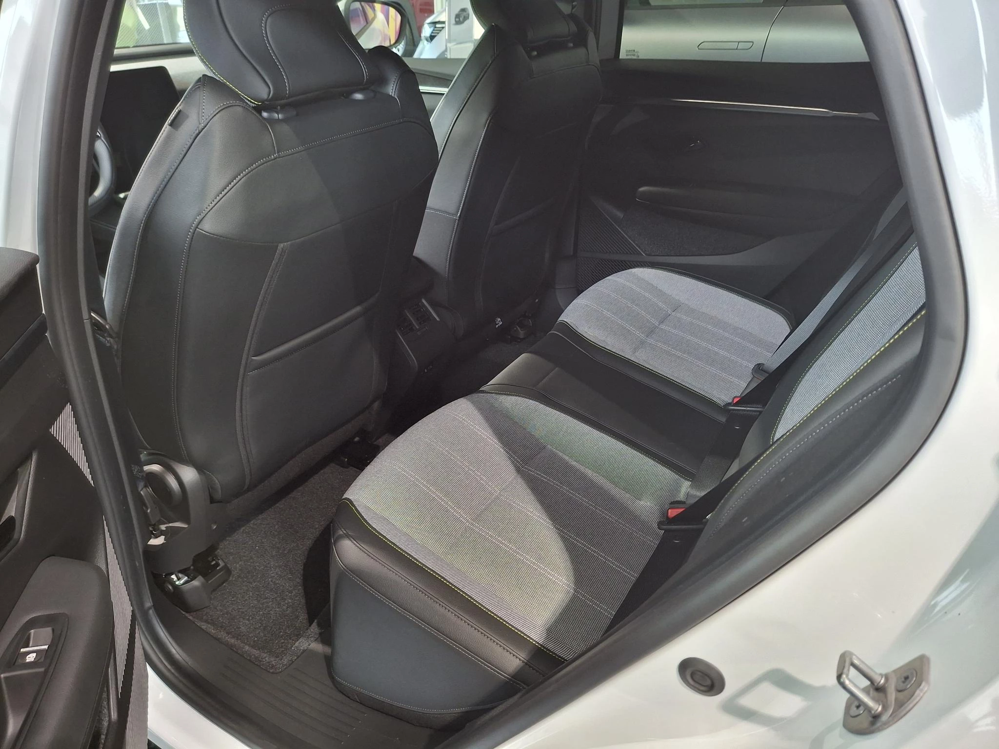 Renault-Megane E-Tech-image-6