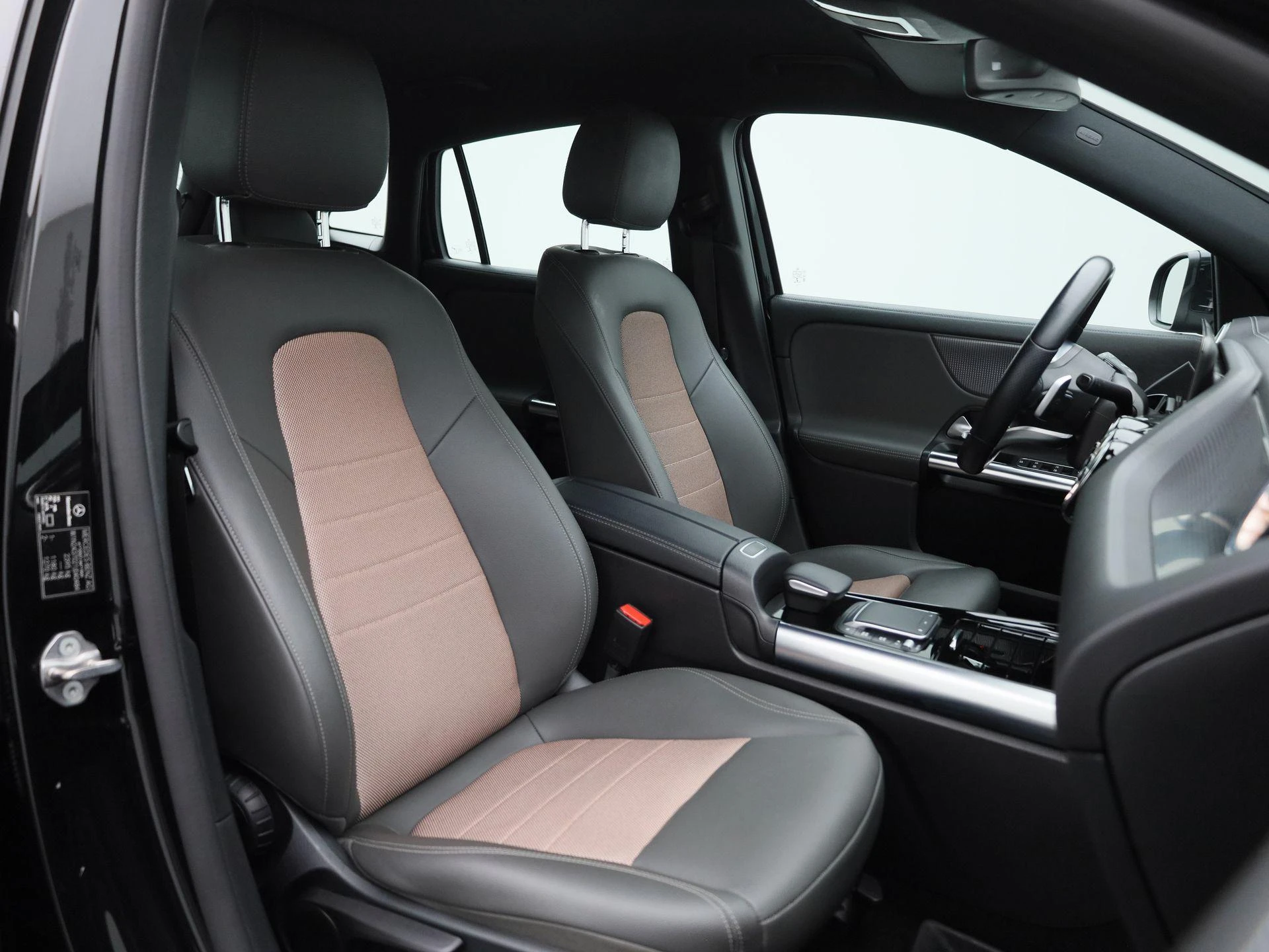 Mercedes-Benz-EQA-image-40