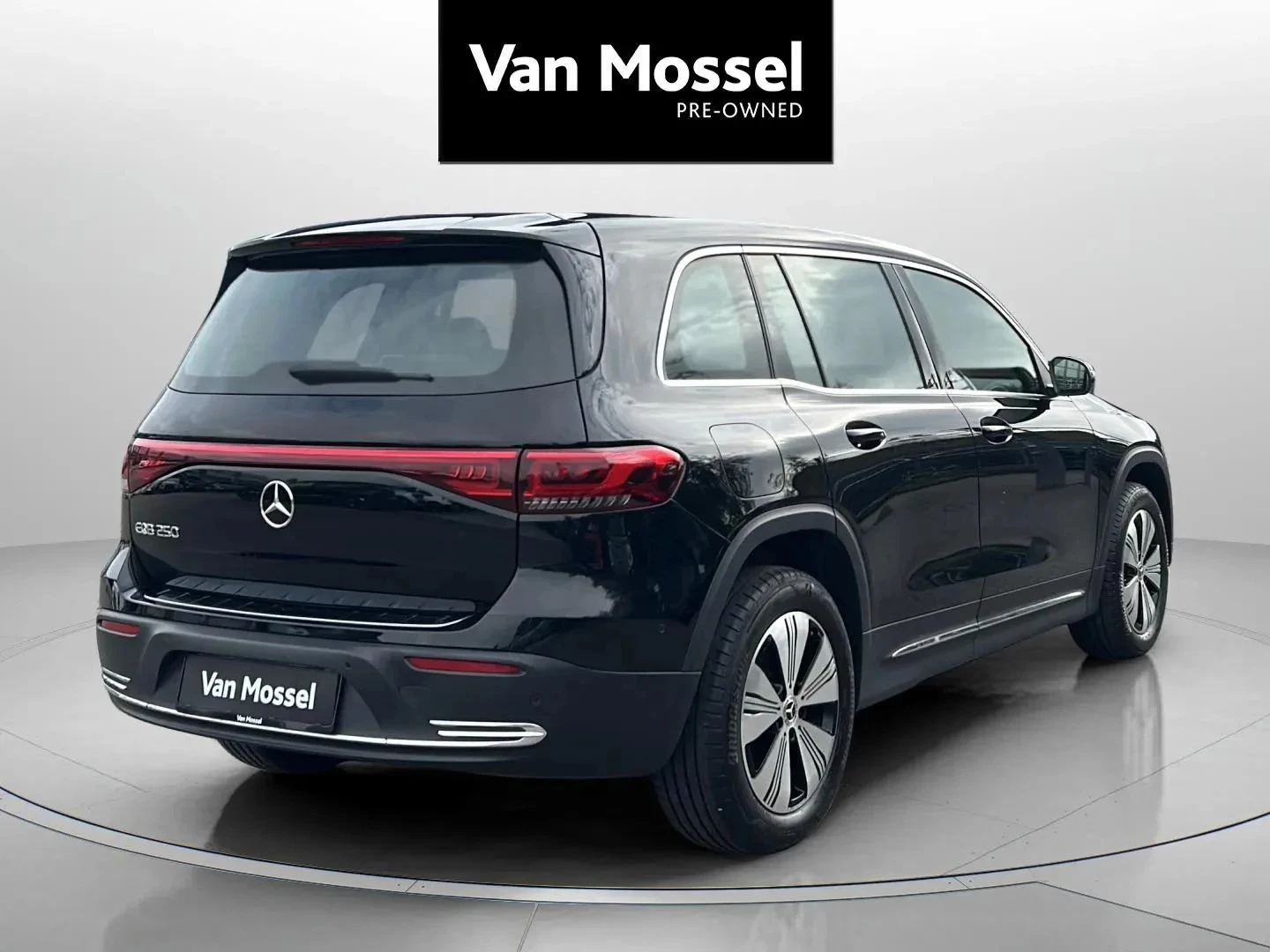 Mercedes-Benz-EQB-image-4