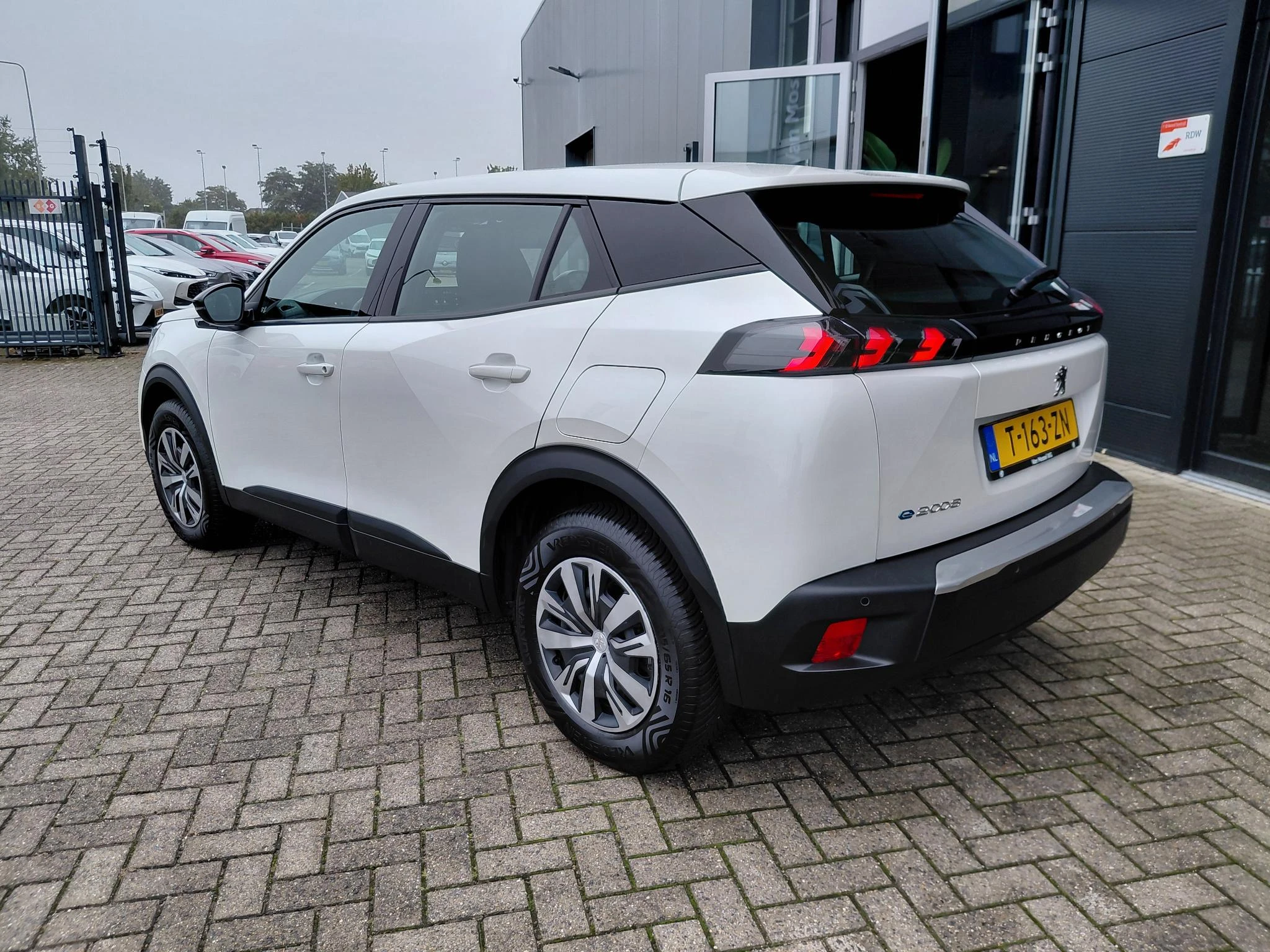 Peugeot-e-2008-image-3