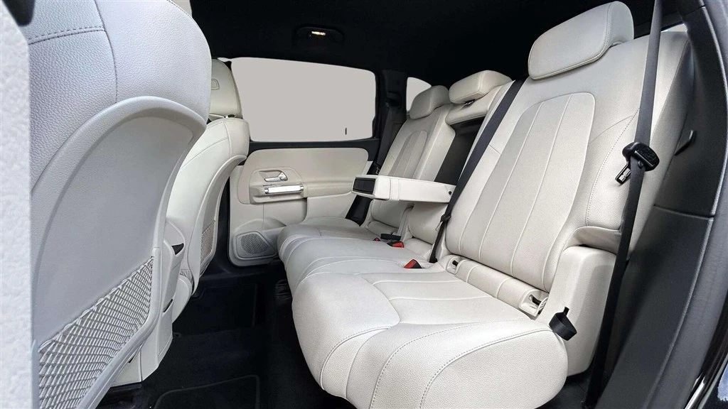 Mercedes-Benz-EQB-image-18