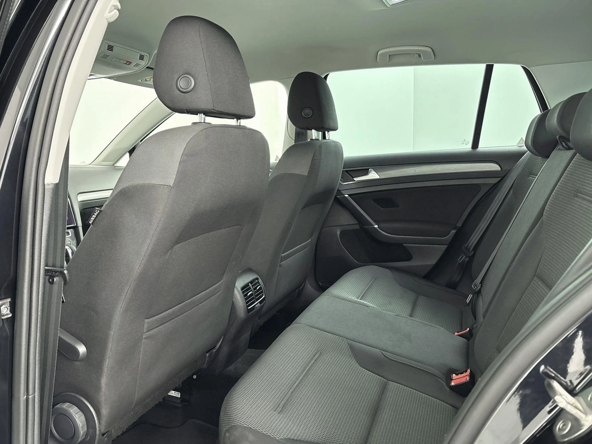 Volkswagen-e-Golf-image-17