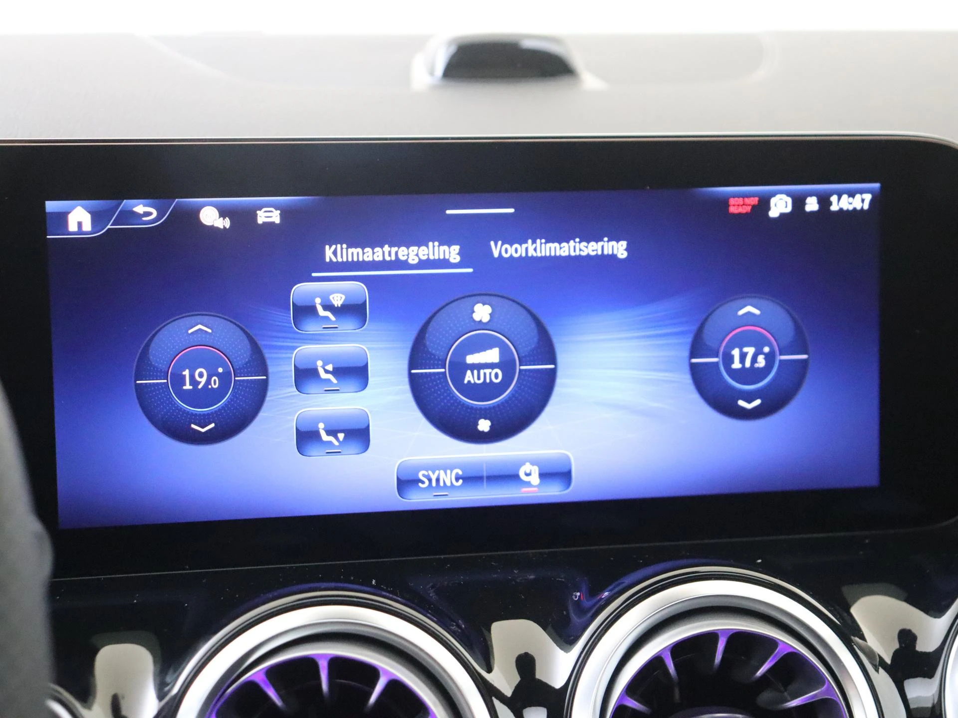 Mercedes-Benz-GLA-image-17