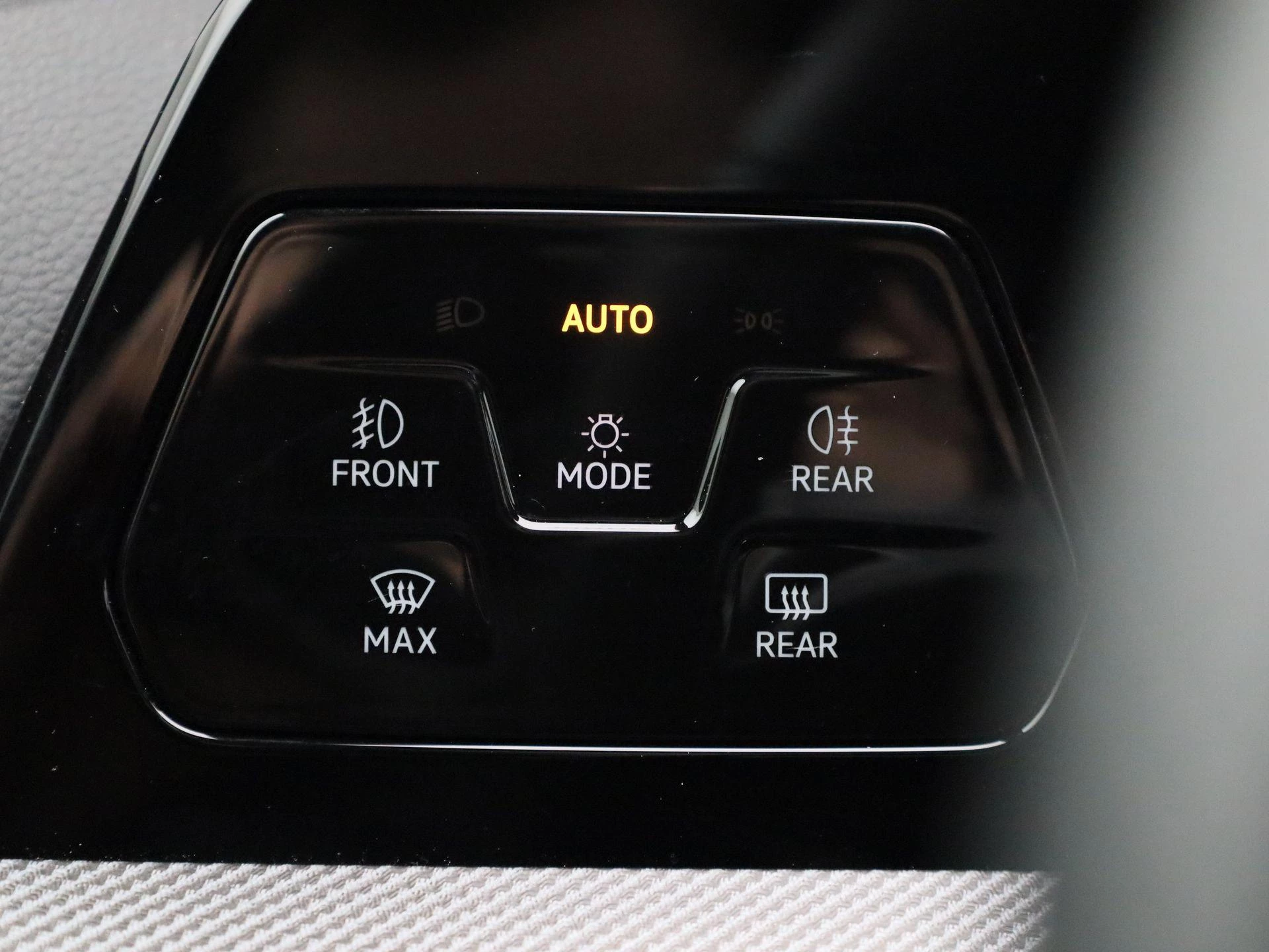 Volkswagen-Golf-image-36