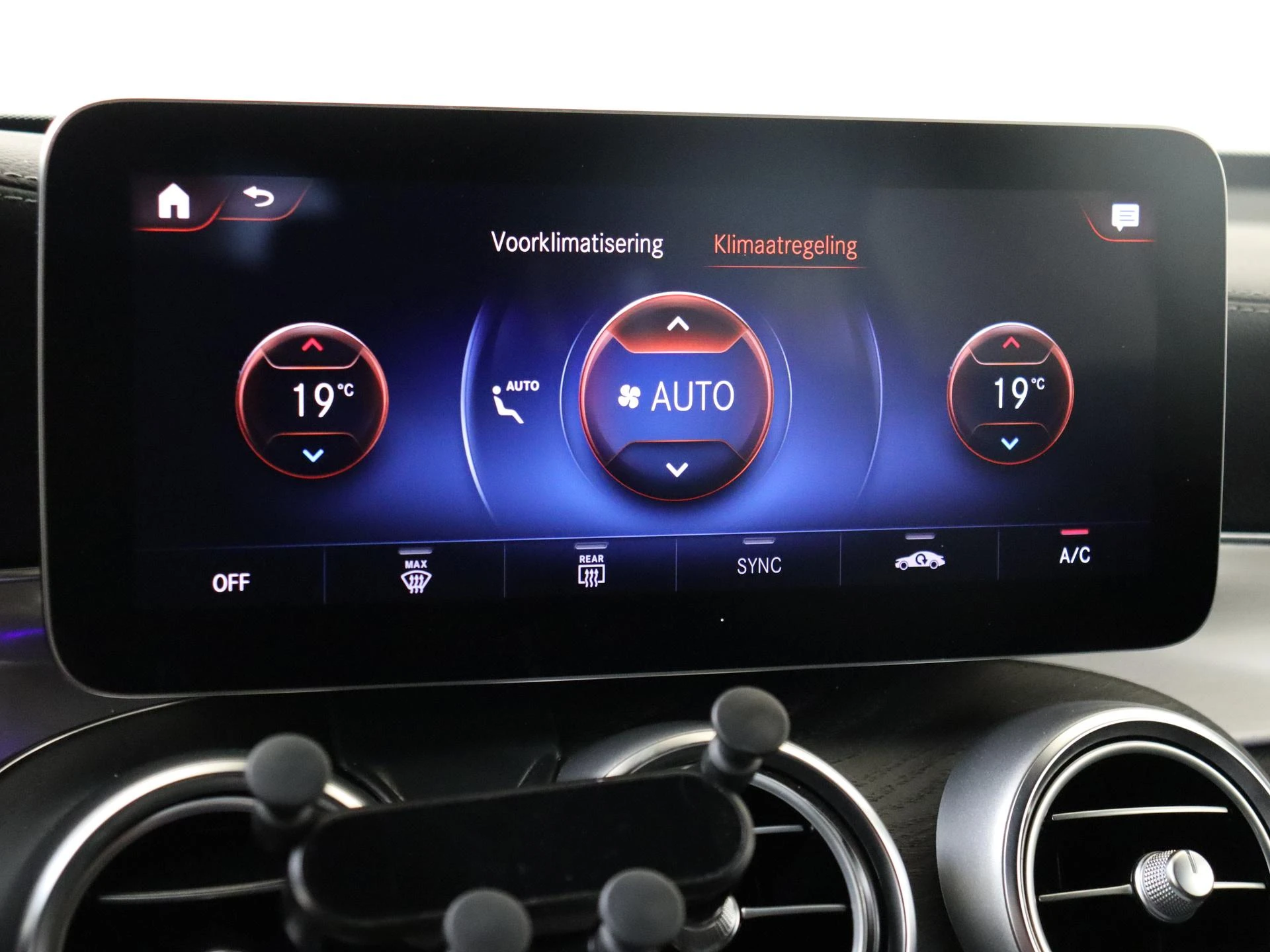 Mercedes-Benz-GLC-image-18