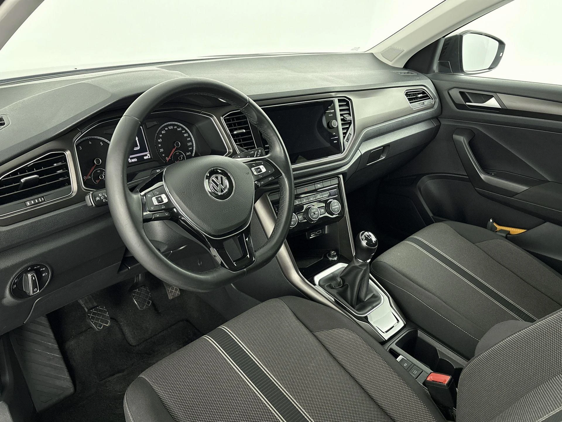 Volkswagen-T-Roc-image-16