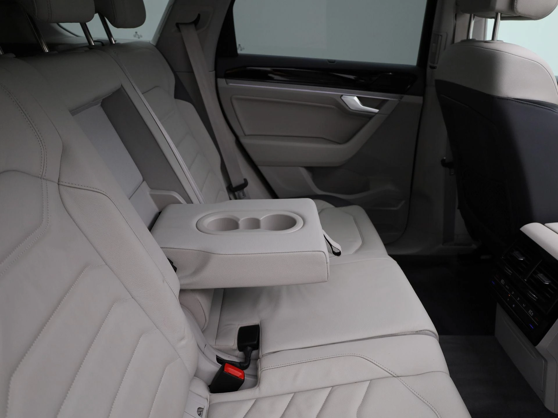 Volkswagen-Touareg-image-50