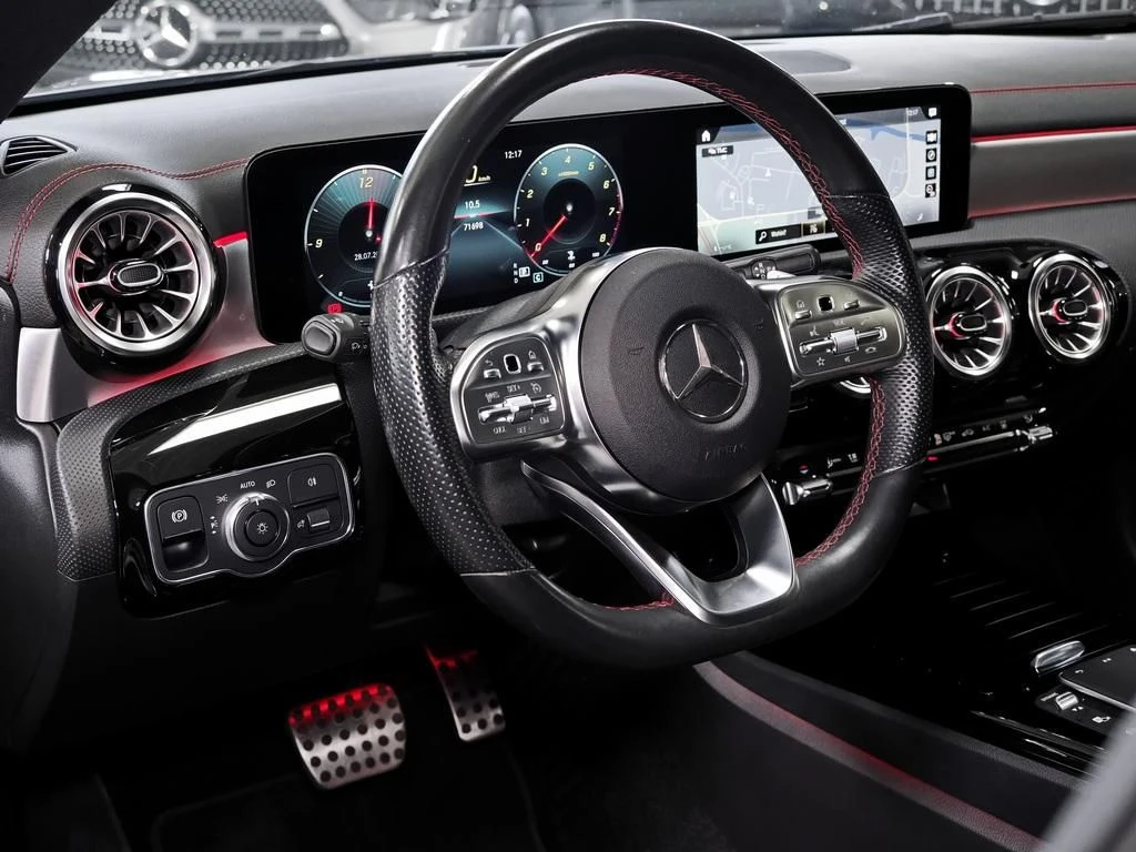 Mercedes-Benz-CLA 200-image-9
