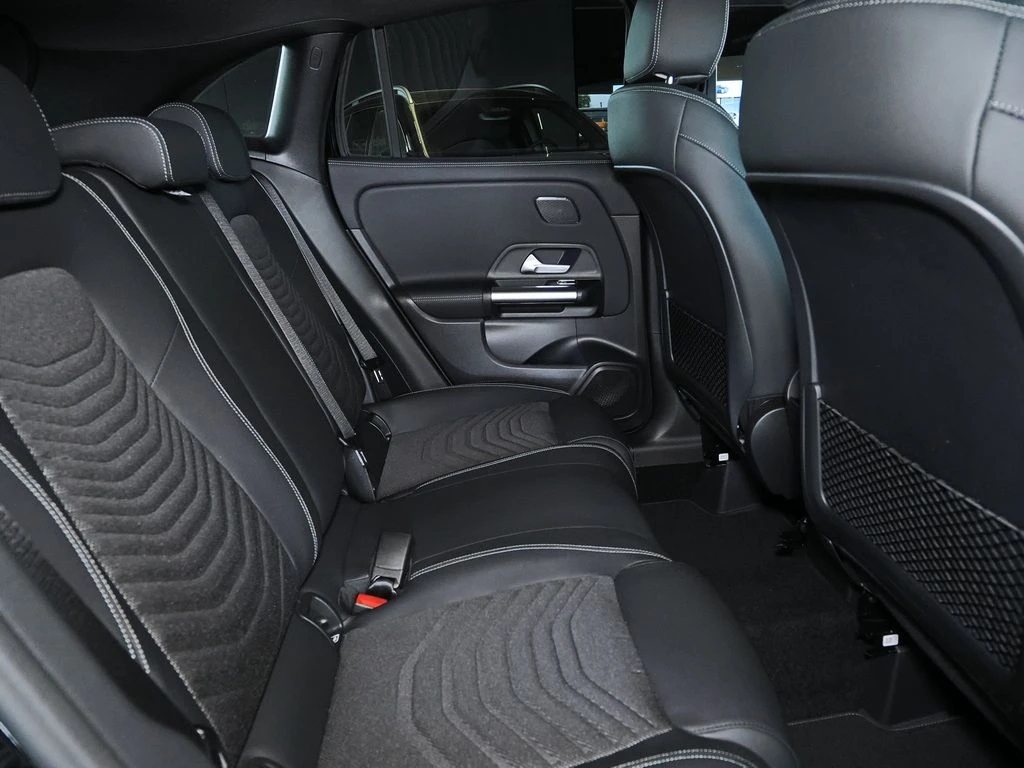 Mercedes-Benz-GLA 180 d-image-11