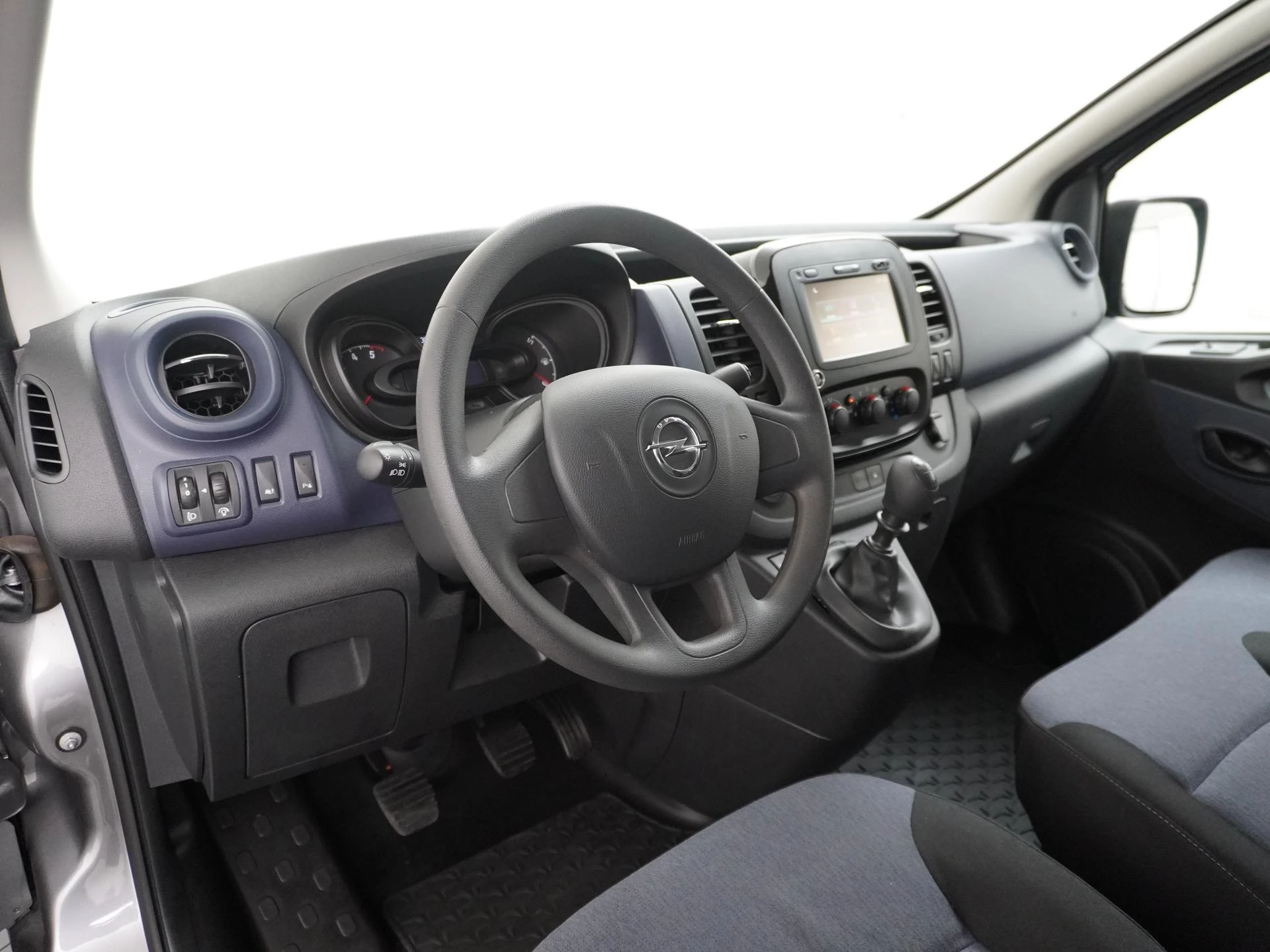 Opel-Vivaro-image-10