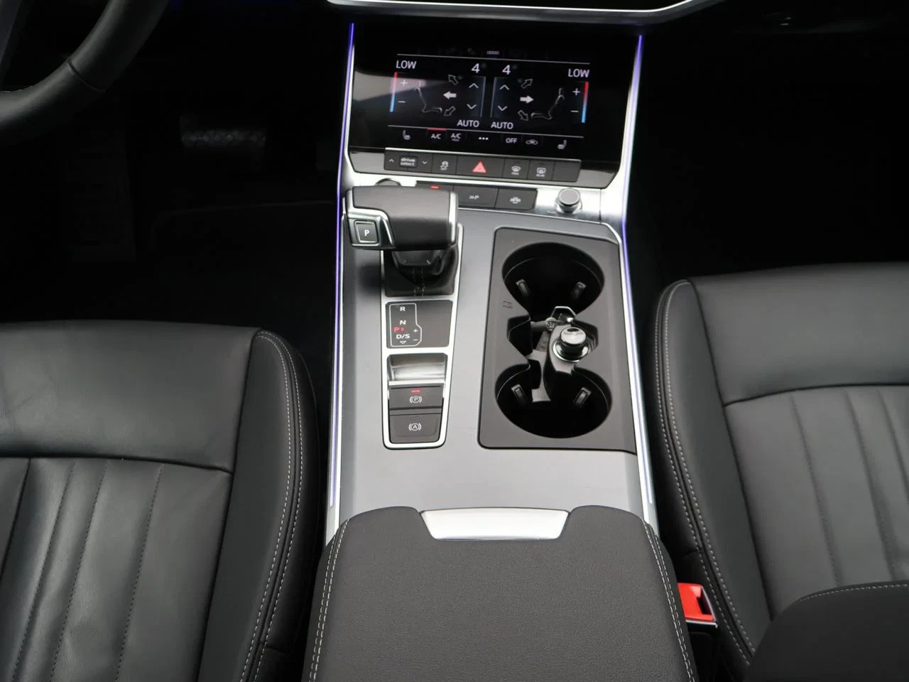 Audi A6 Avant PHEV A6 Avant PHEV 50TFSIe *AUTOMAAT*TREKHAAK*LEDER*CAMERA*ACC*VIRTUAL COCKPIT*PDC*SFEERVERLICHTING*AIRCO*...*