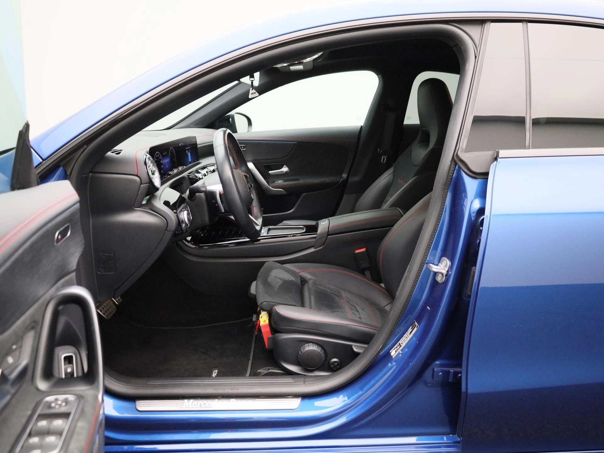 Mercedes-Benz-CLA-image-8