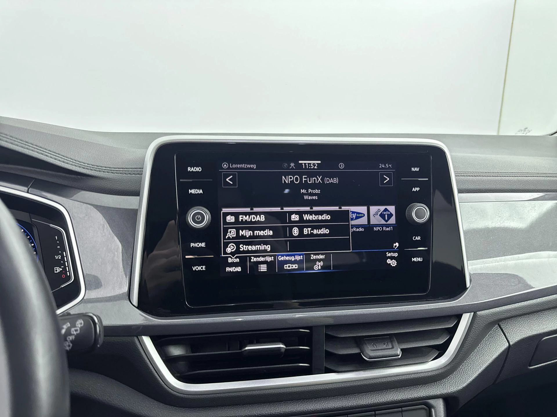 Volkswagen-T-Roc-image-12