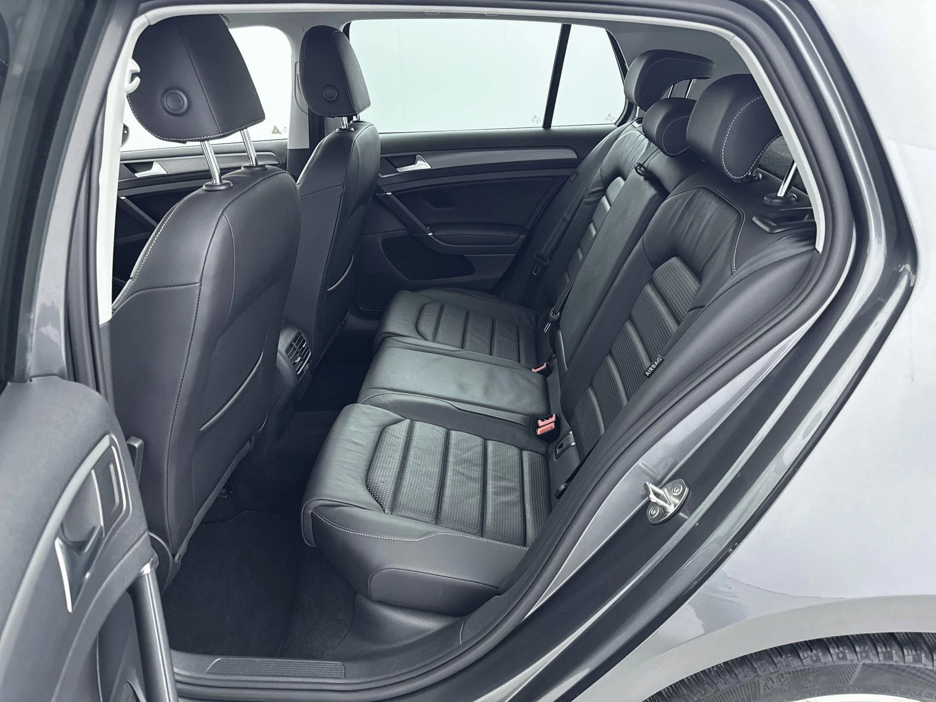 Volkswagen-e-Golf-image-8