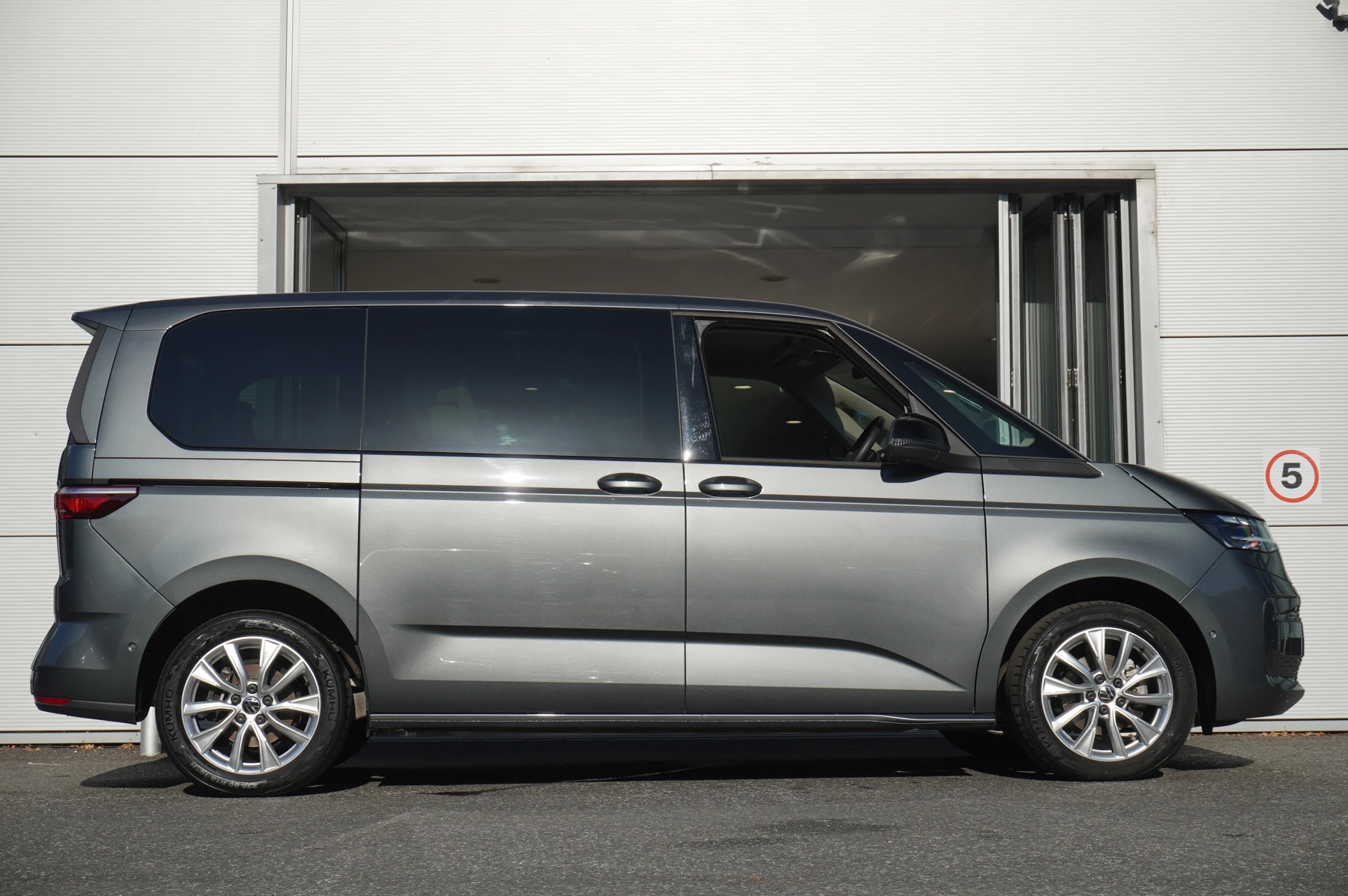 Volkswagen-Multivan-image-3