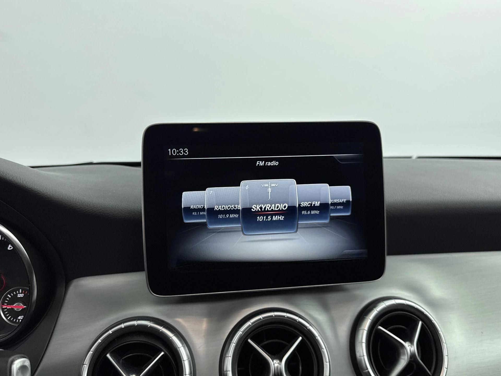 Mercedes-Benz-CLA-image-6