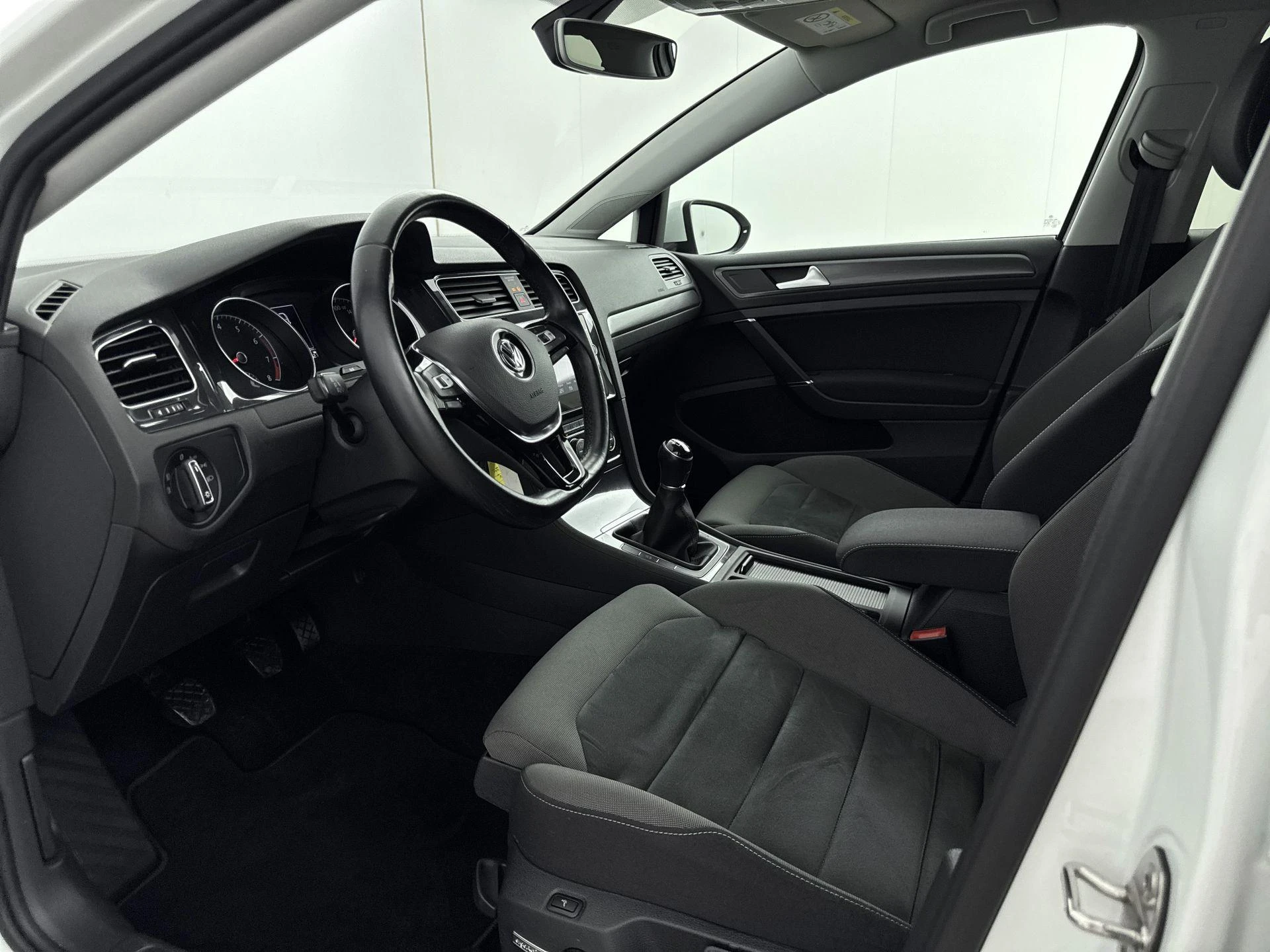 Volkswagen-Golf-image-7