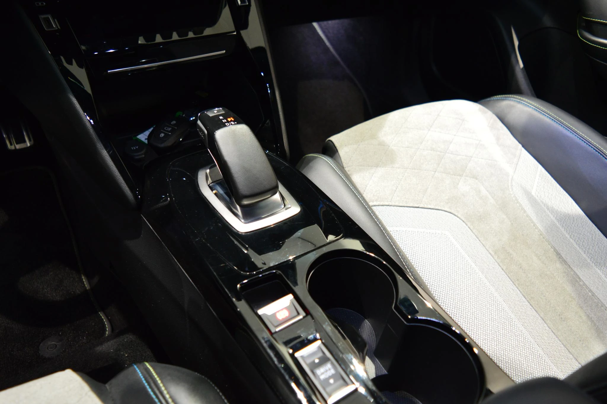 Peugeot-e-2008-image-13