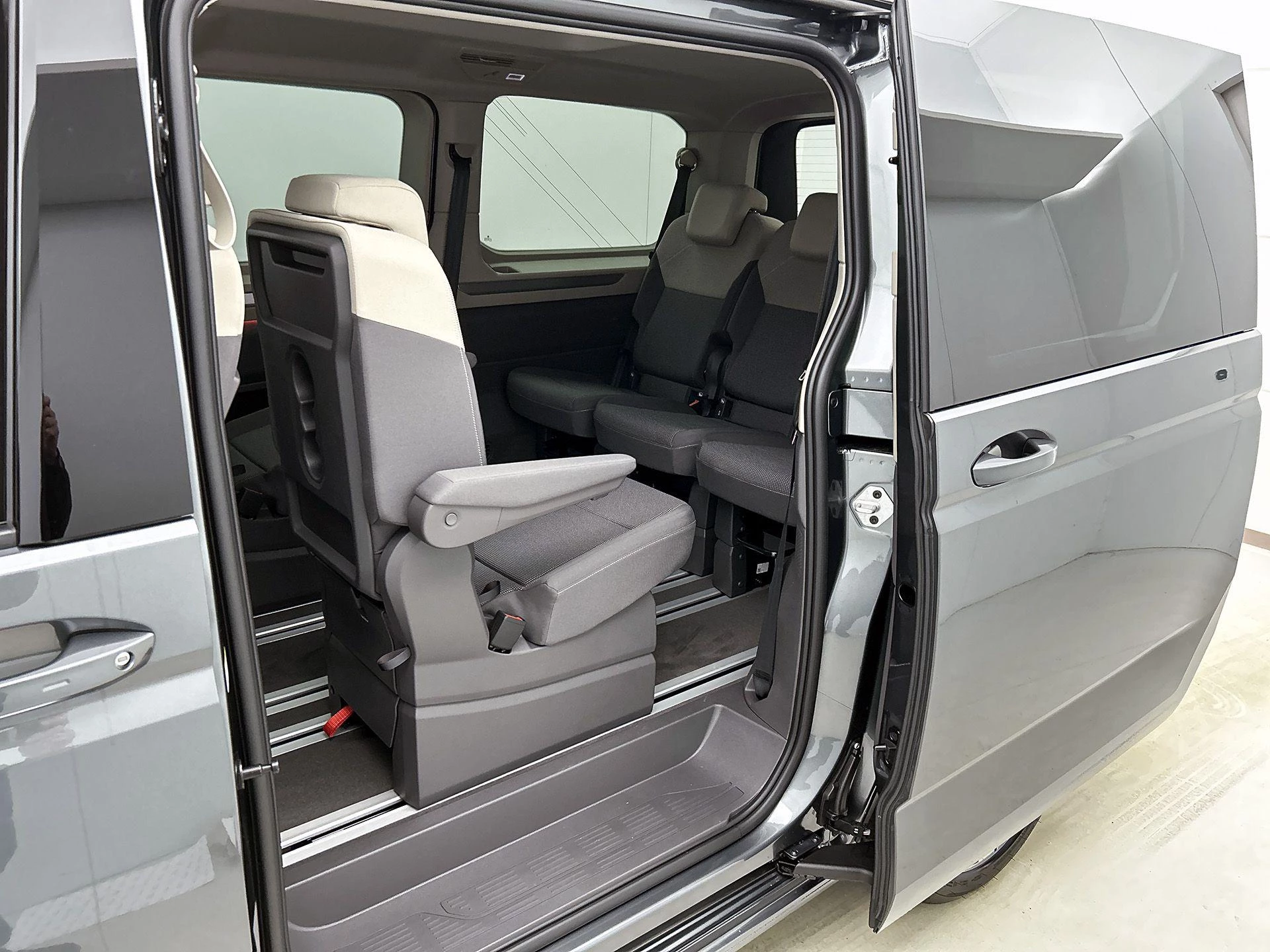 Volkswagen-Multivan-image-12