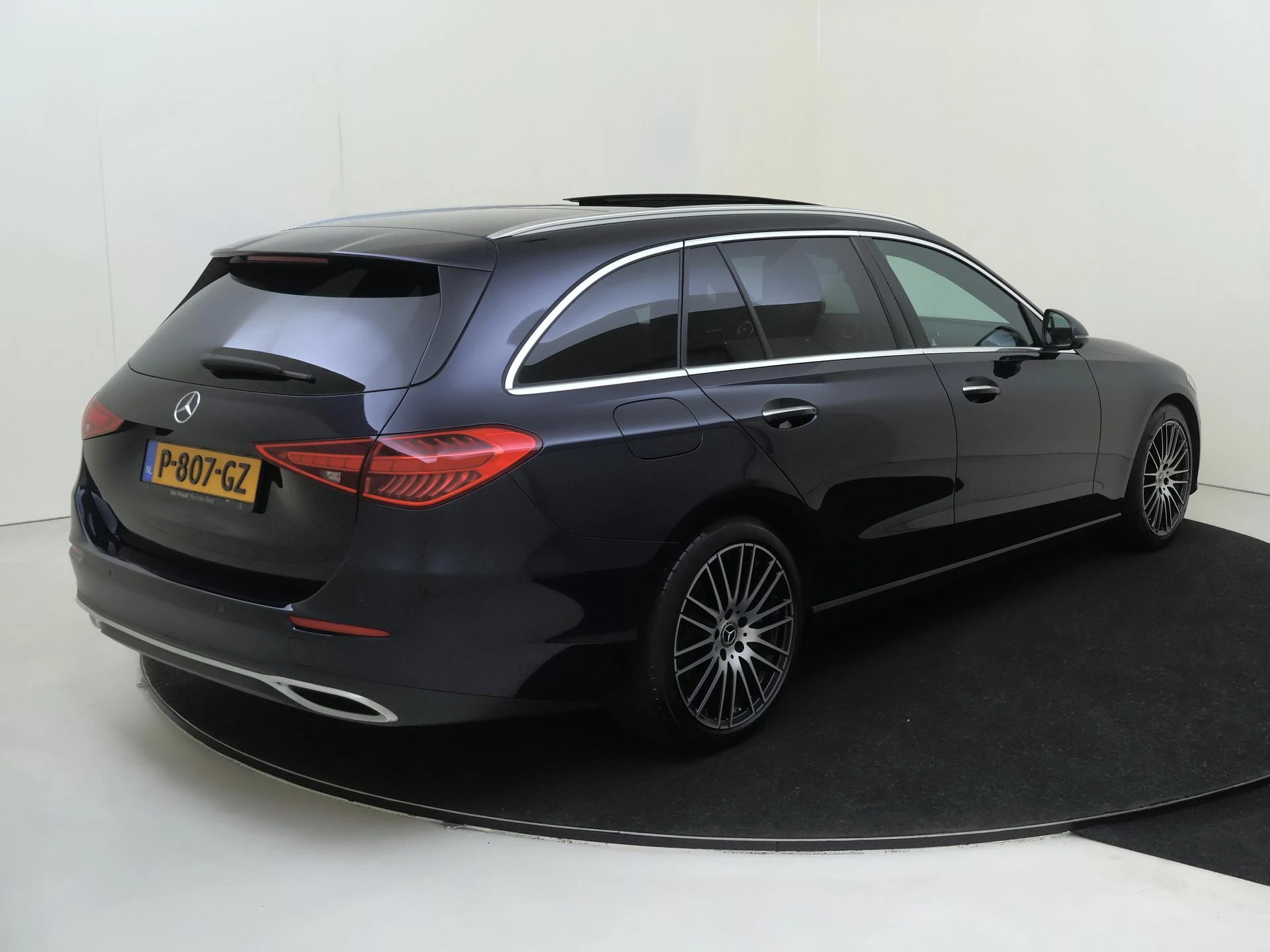 Mercedes-Benz-C-Klasse-image-3