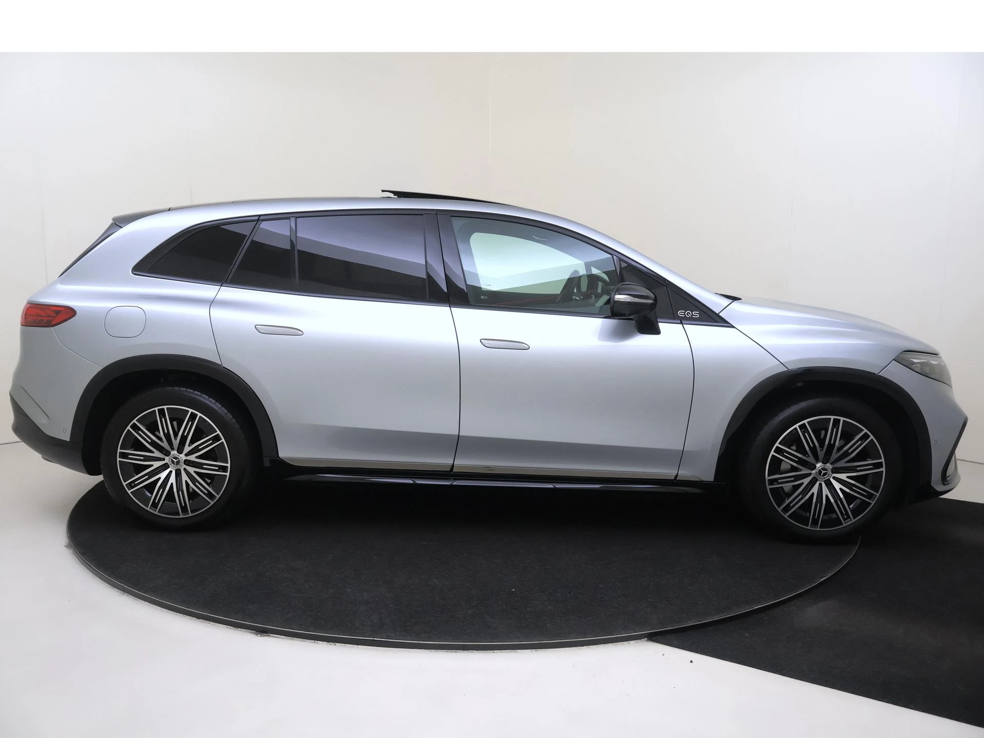 Mercedes-Benz-EQS-image-8
